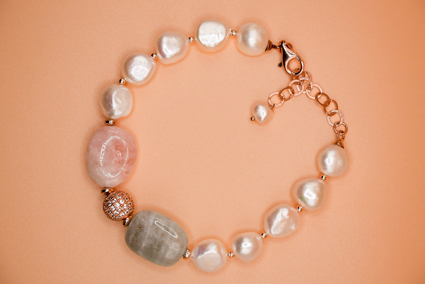 Bracciale in argento 925 con perle, ematite, berillo ed elemento in ottone con zirconi