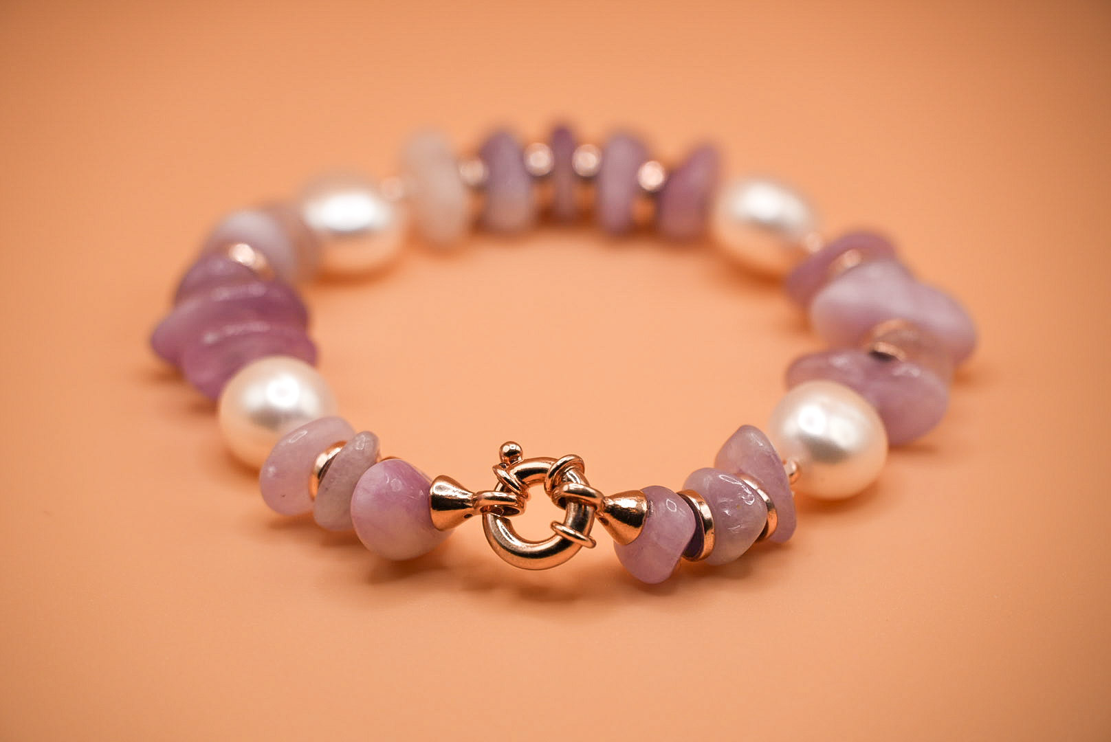 Bracciale in argento con pietre (kunzite, perla d’acqua dolce ed ematite)