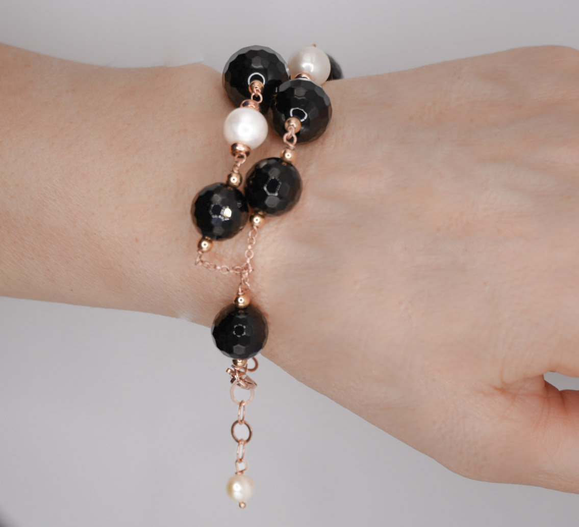 Bracciale con agata nera e perle ammagliato con filo di argento 925