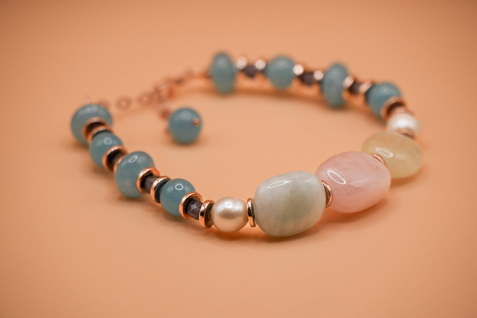 Bracciale in argento 925 con pietre (quarzo spugna azzurro, berillo, iolite e perla)