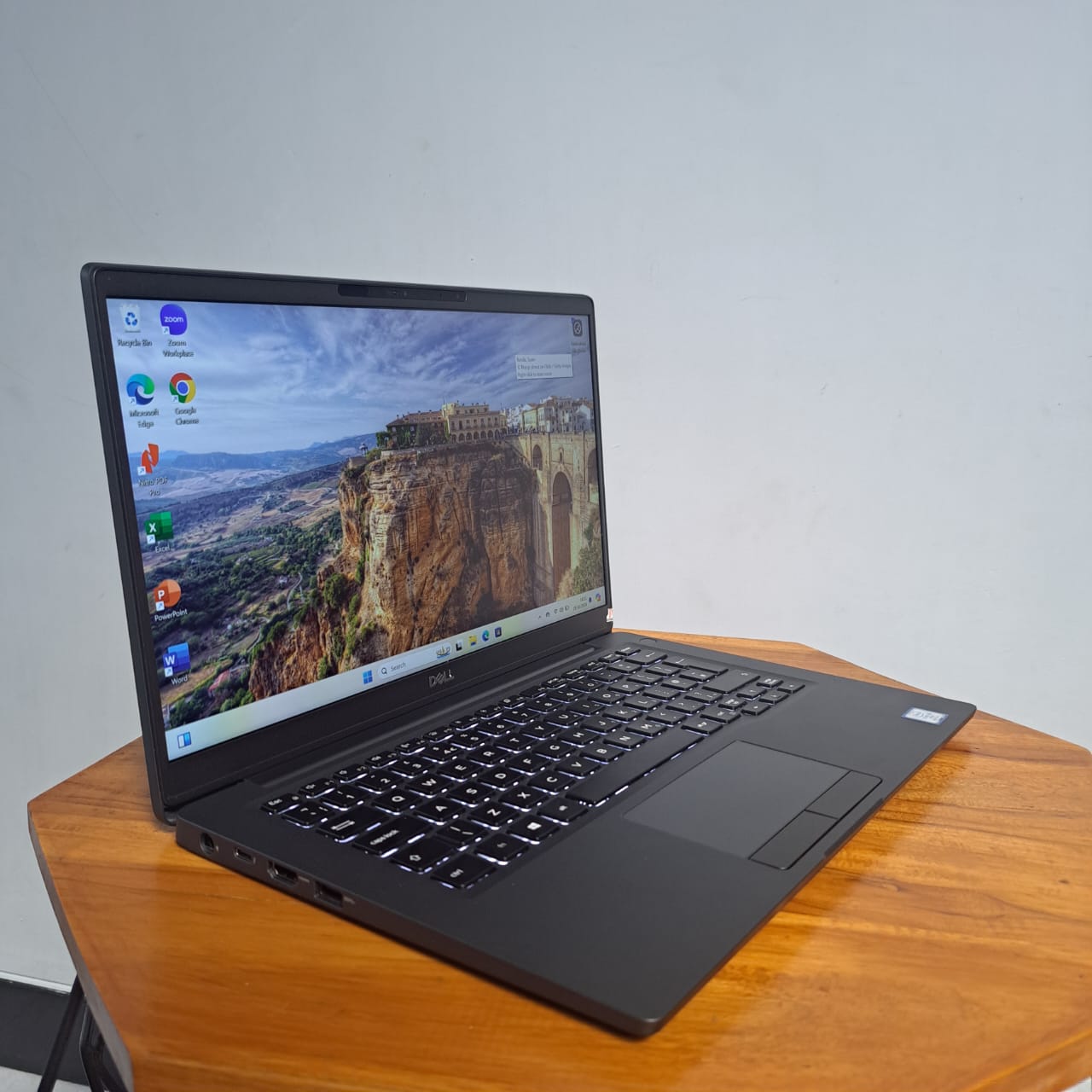 Dell Latitude 7400 touchscreen core i5 gen 8 Ram 8gb SSD Nvme 256Gb Windows 11