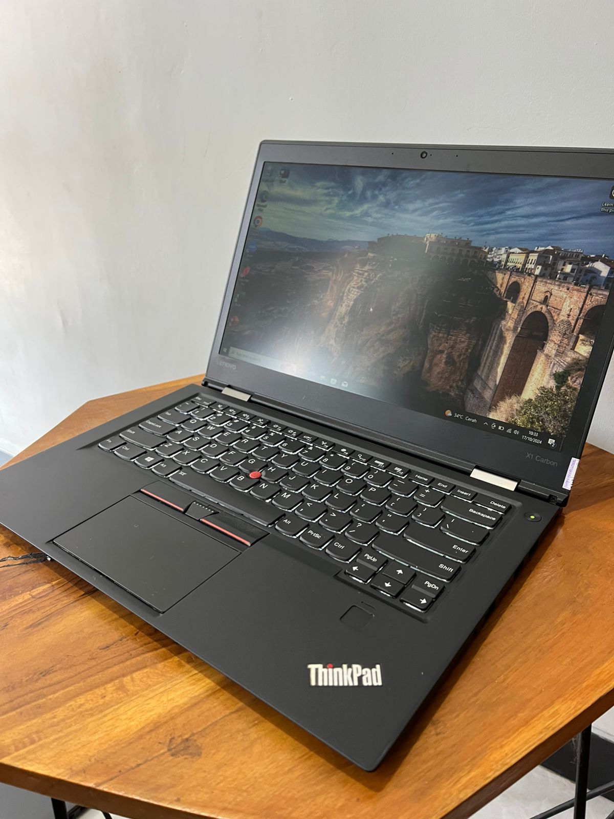 Lenovo Thinkpad X1 Carbon 4th gen core i5 gen 6 ram 8gb SSD 256Gb windows 10