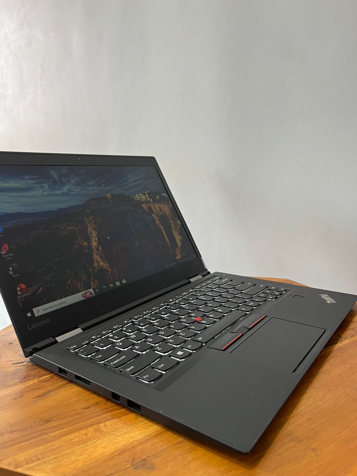 Lenovo Thinkpad X1 Carbon 4th gen core i5 gen 6 ram 8gb SSD 256Gb windows 10