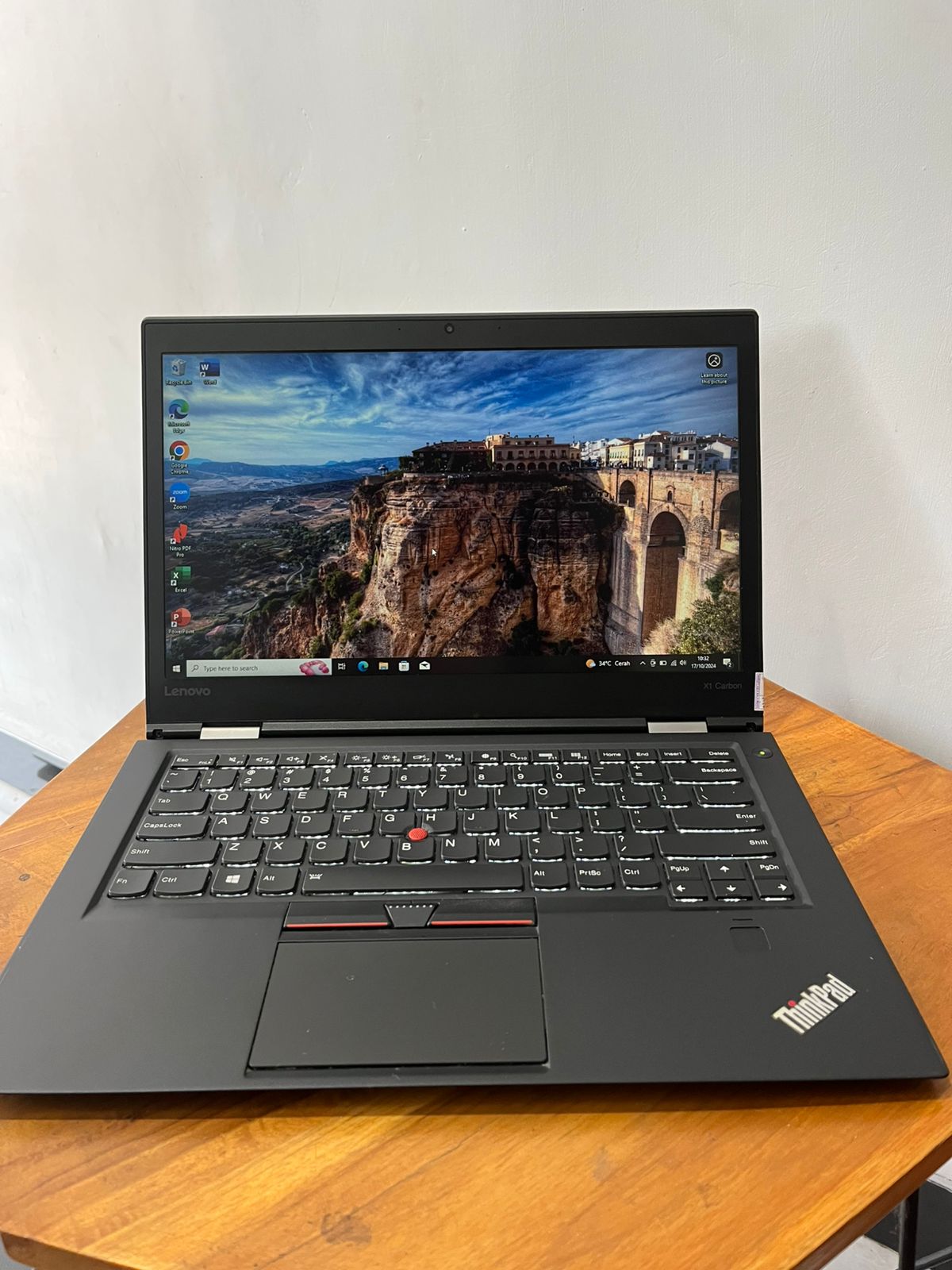 Lenovo Thinkpad X1 Carbon 4th gen core i5 gen 6 ram 8gb SSD 256Gb windows 10