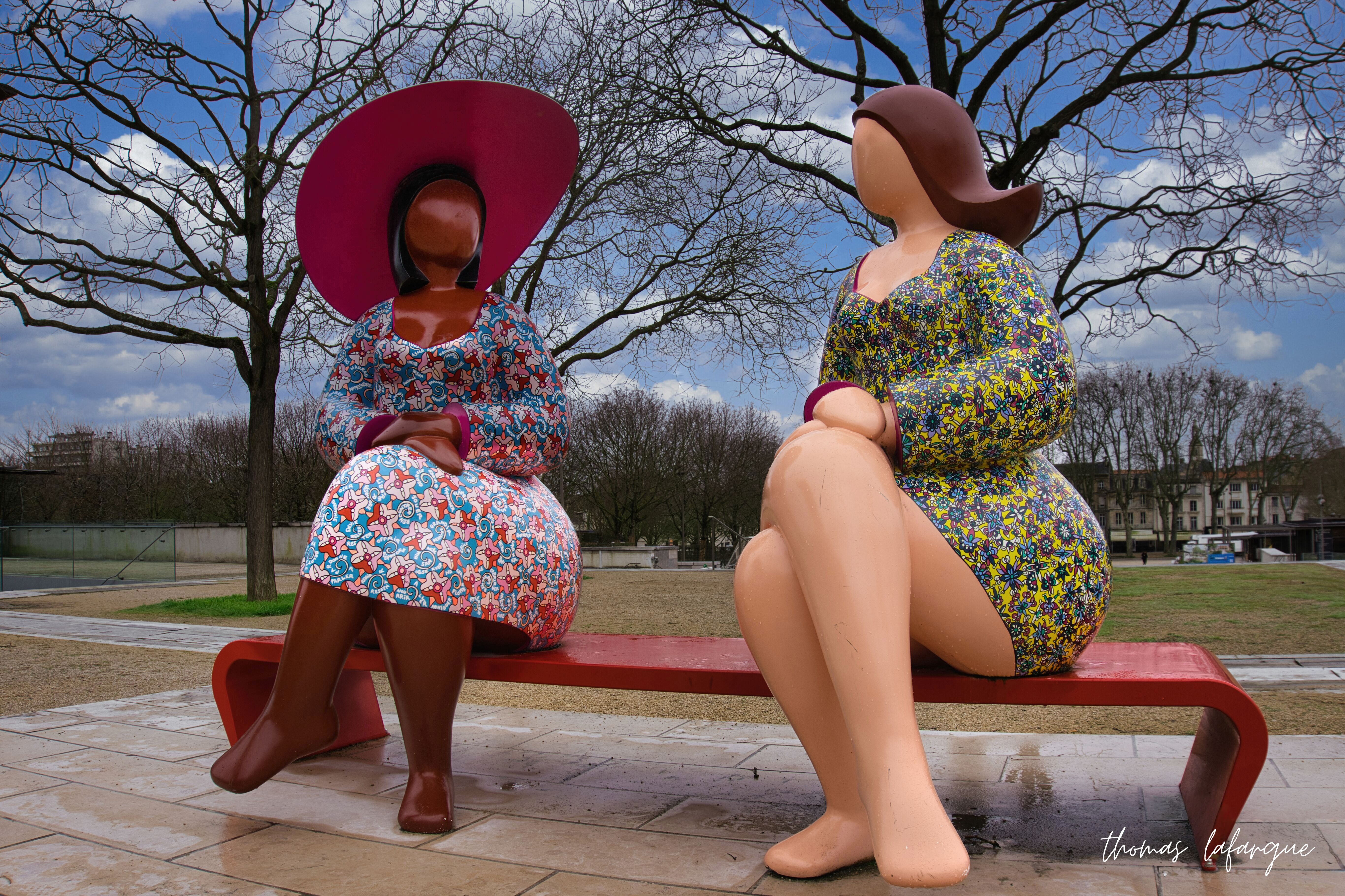 Statues décoratives de femmes assises a Niort