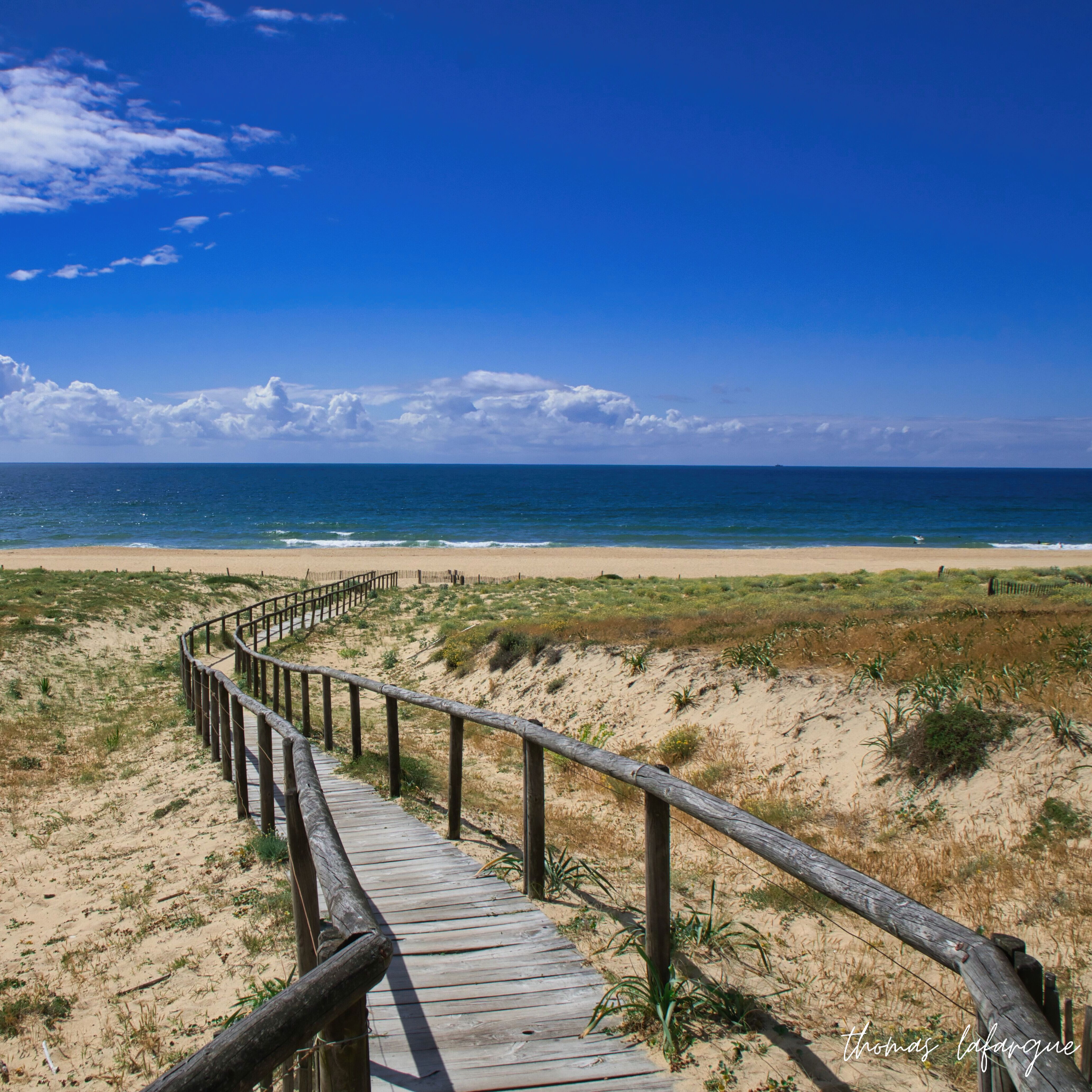 Passerelle en bois sur la plage