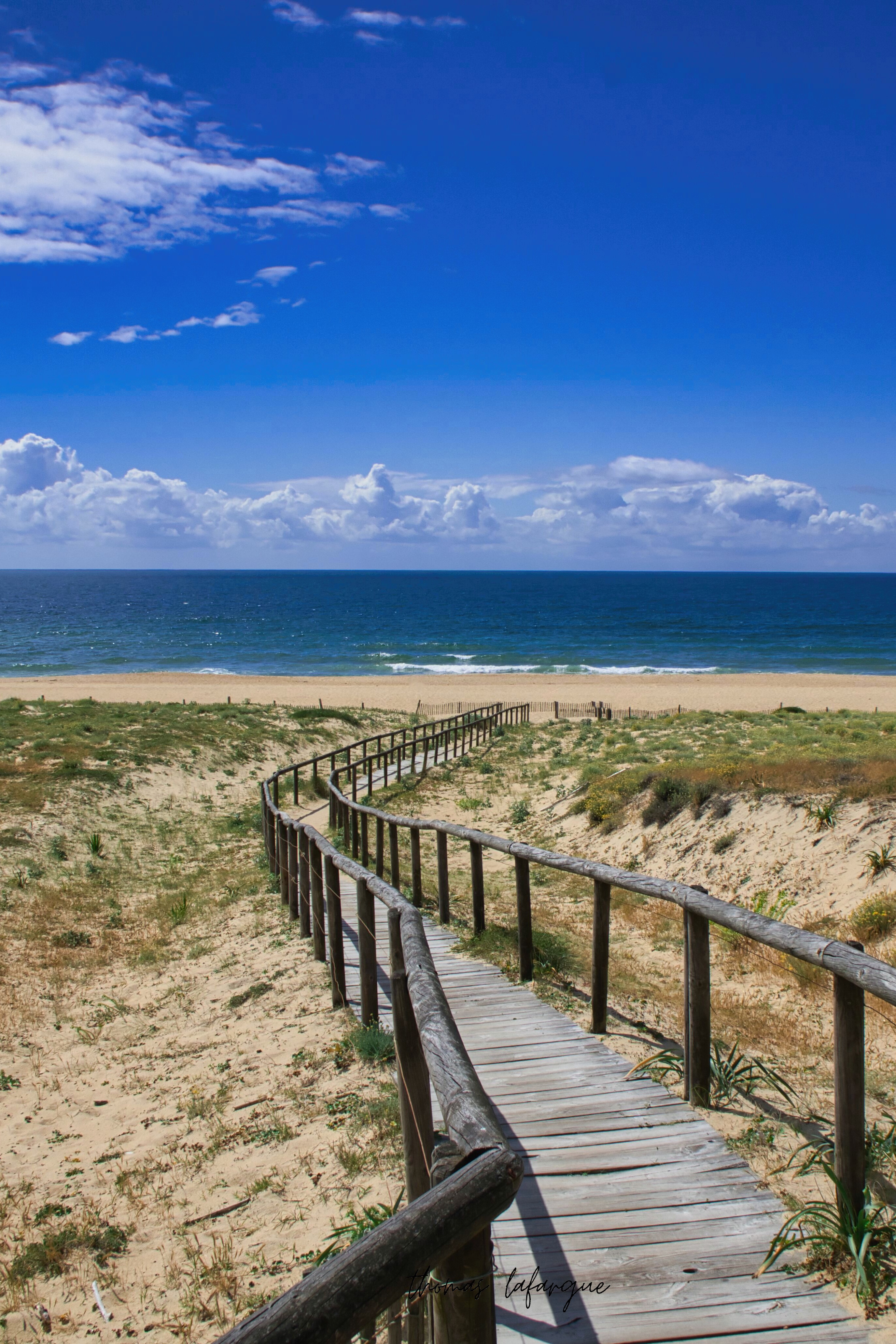 Passerelle en bois vers la plage