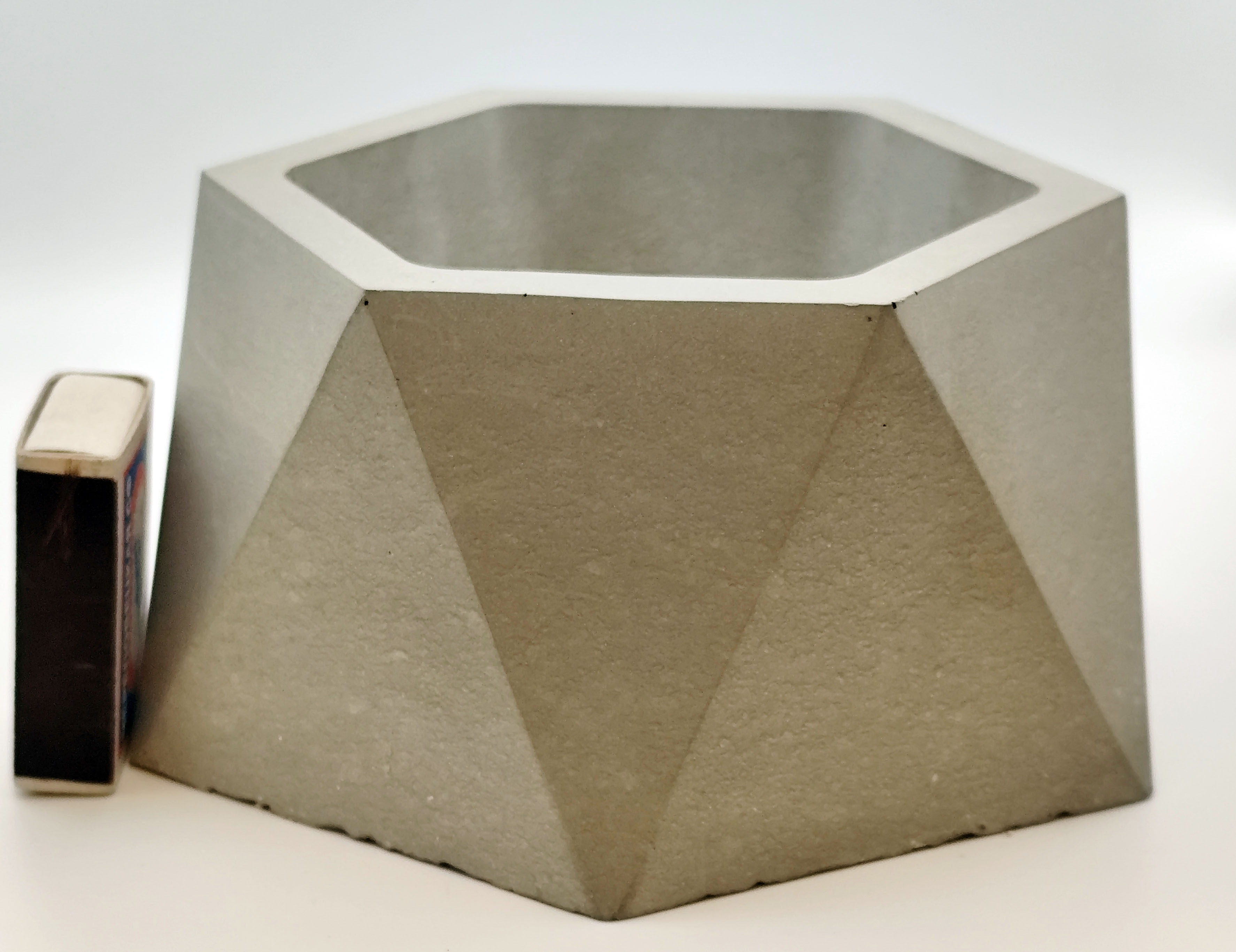 Betoonist väike kuusnurkne lillepott