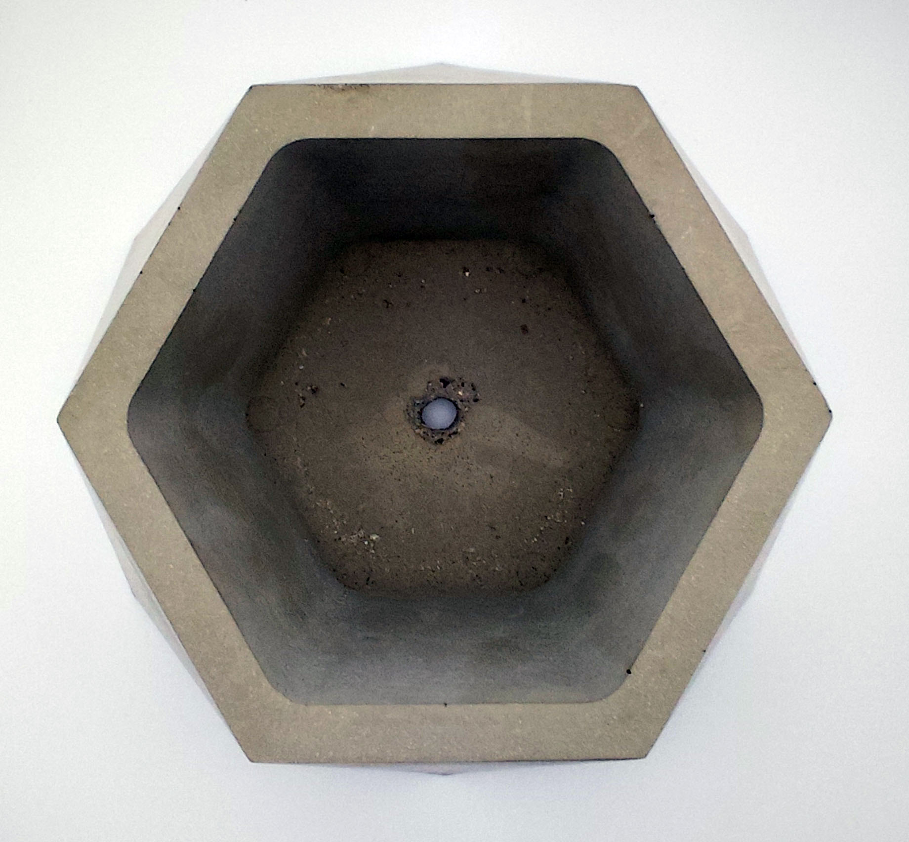 Betoonist väike kuusnurkne lillepott