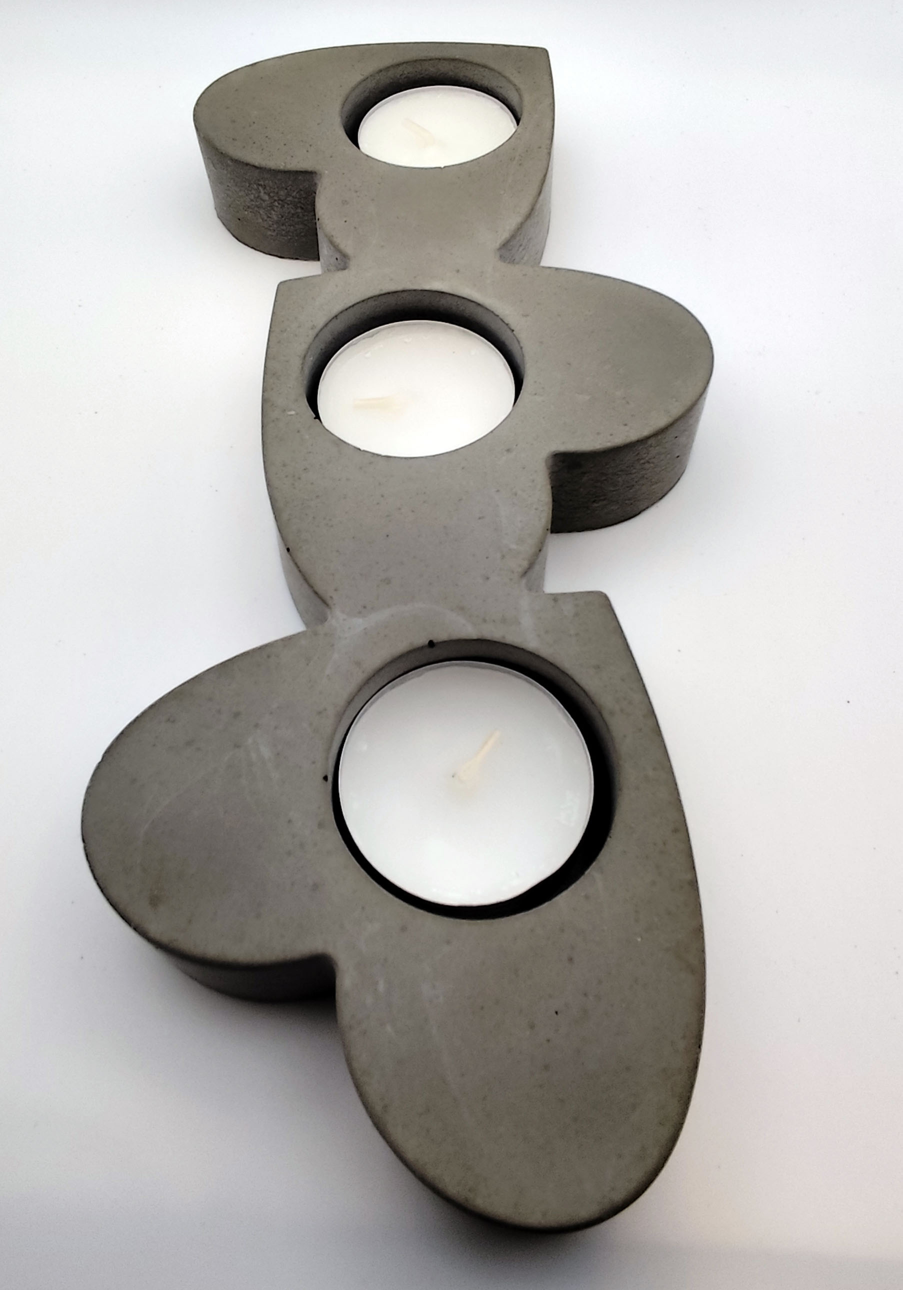 Betoonist küünlaalus (südamed)