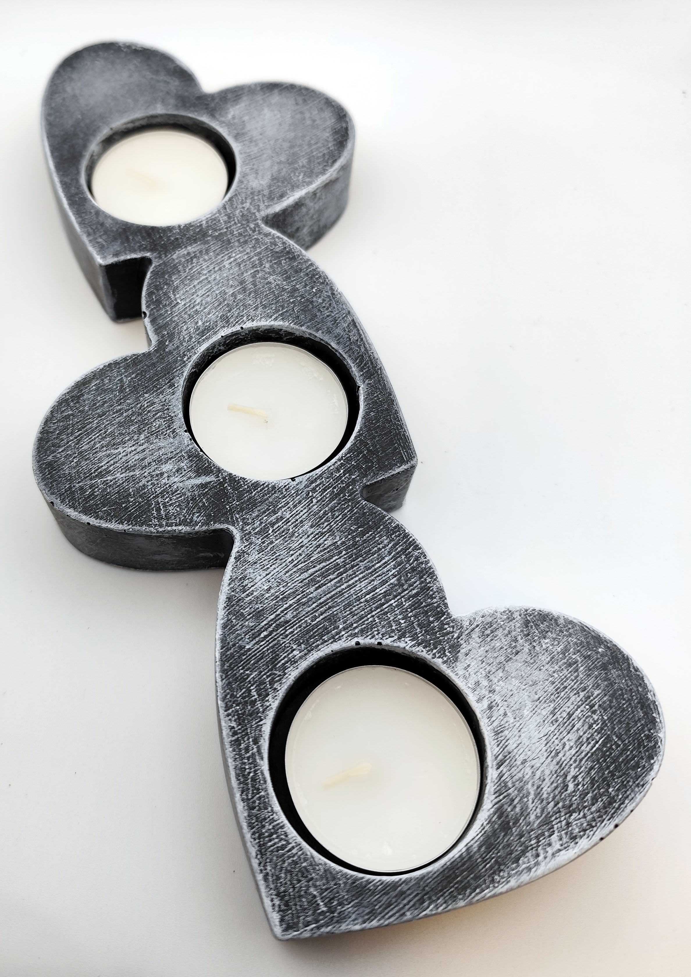 Betoonist küünlaalus (südamed)