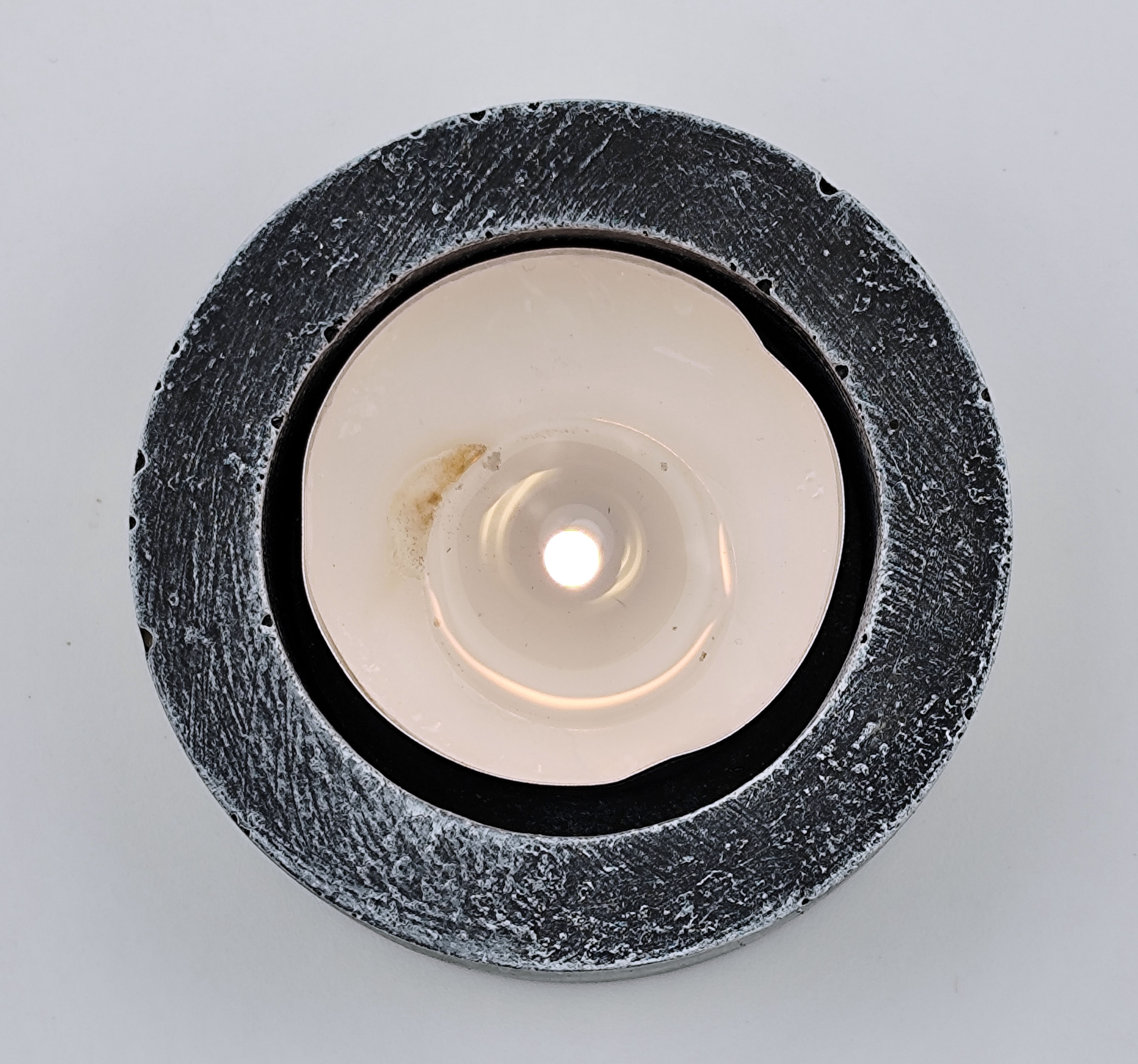 Betoonist küünlaalus (solo)