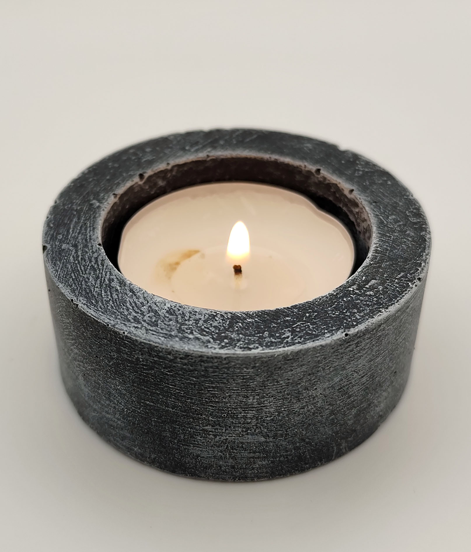 Betoonist küünlaalus (solo)