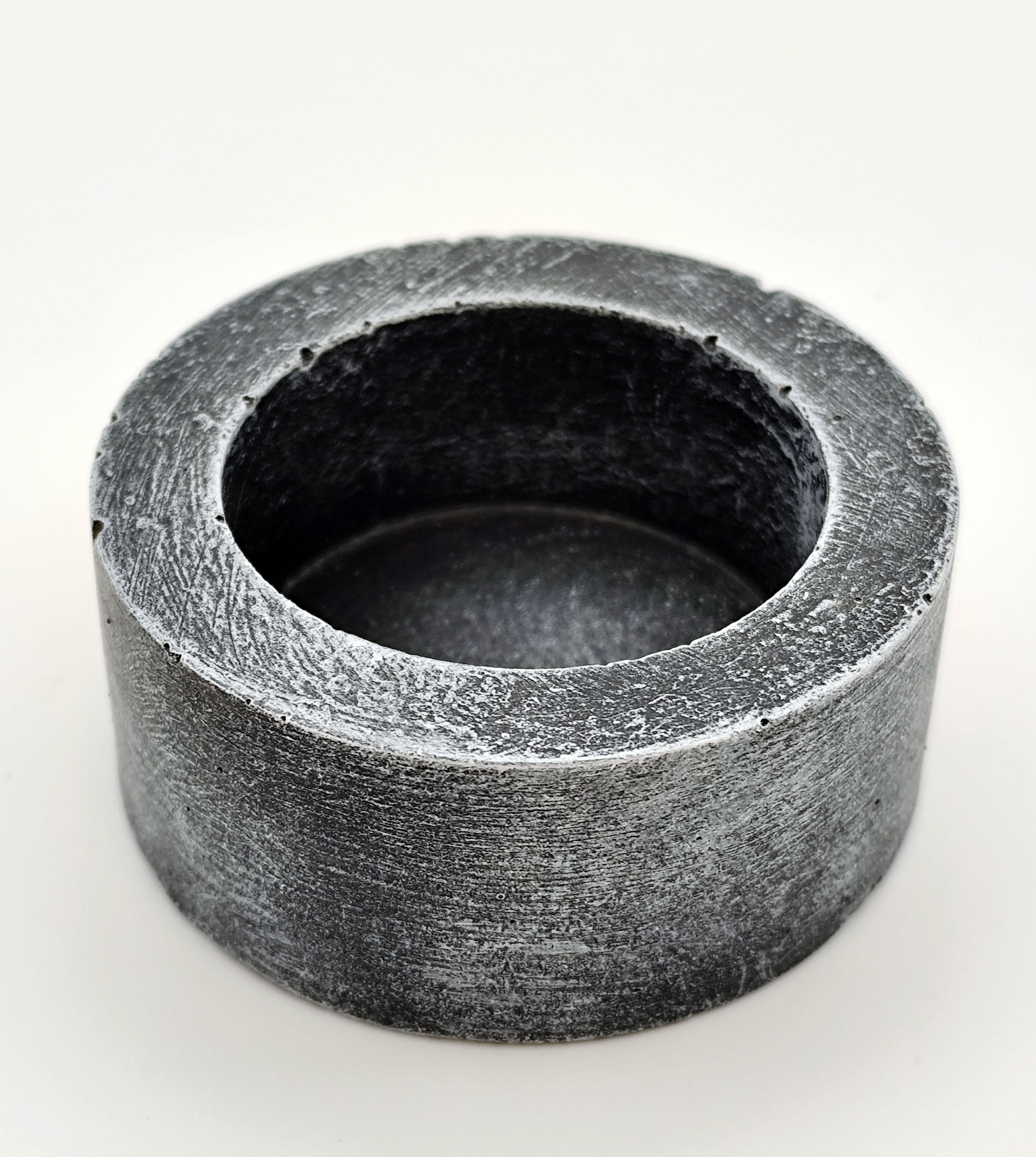 Betoonist küünlaalus (solo)