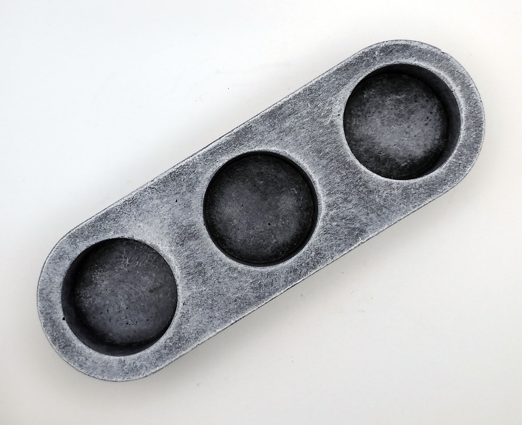 Betoonist küünlaalus (trio)