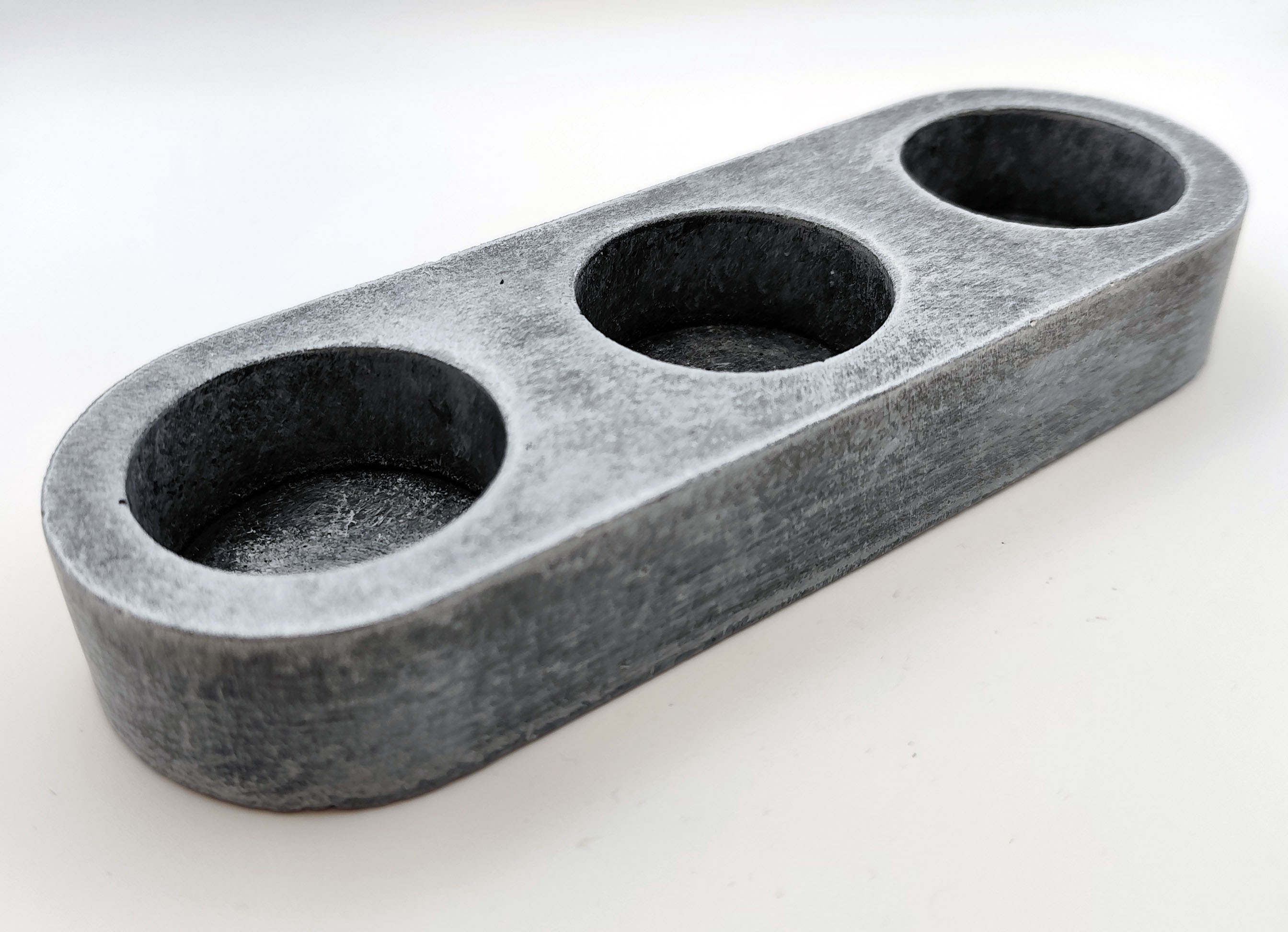 Betoonist küünlaalus (trio)