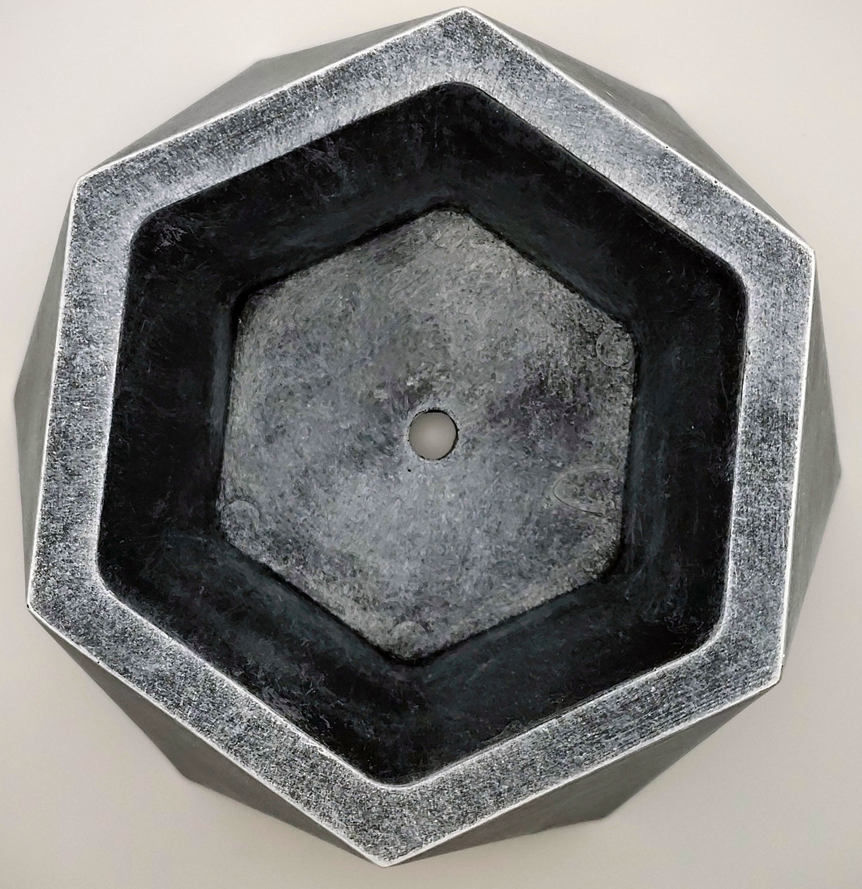 Betoonist väike kuusnurkne lillepott