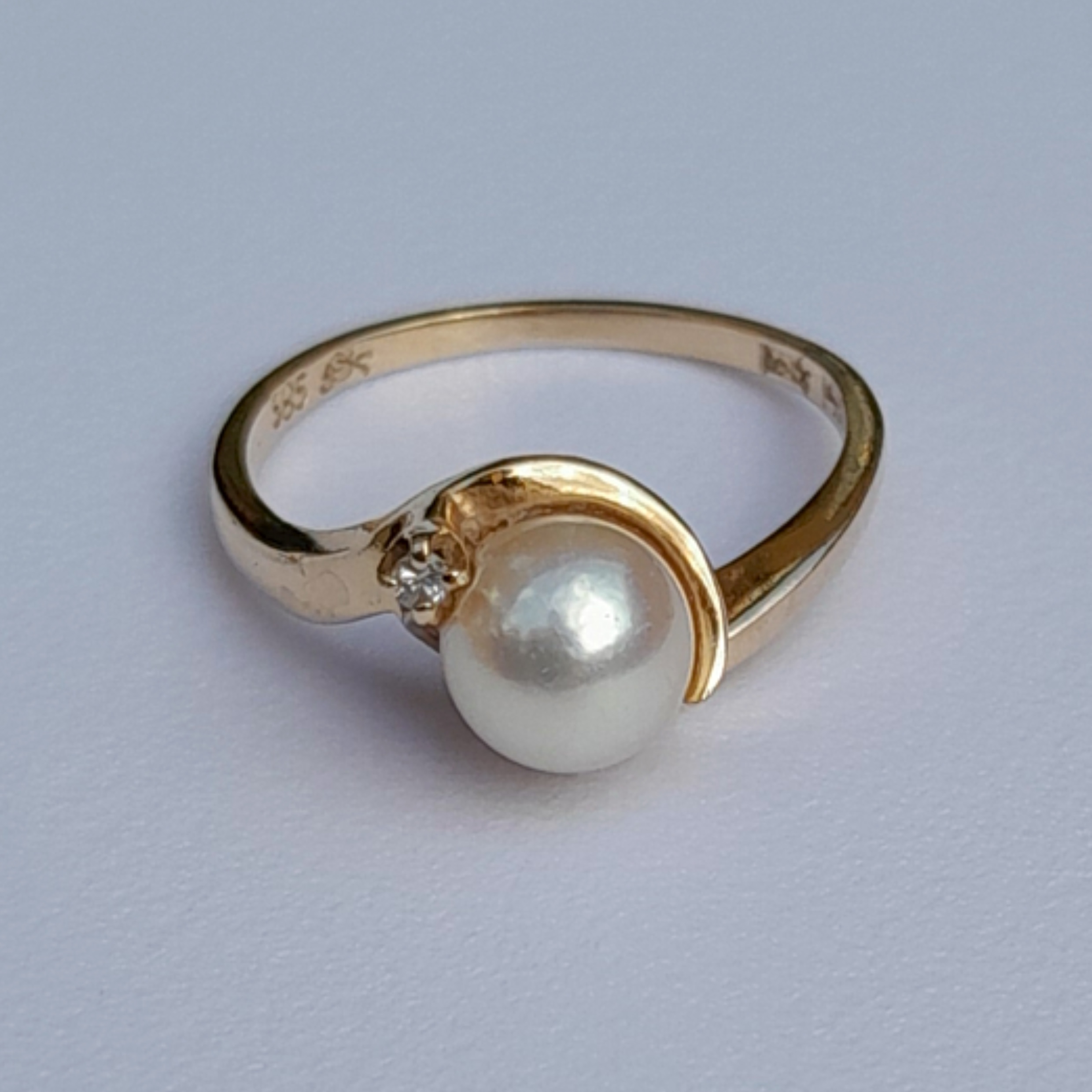 Women's 14ct handcrafted yellow gold with 1 beautiful Opal & 1 diamond  ring US 6 / U.K M 2.23g