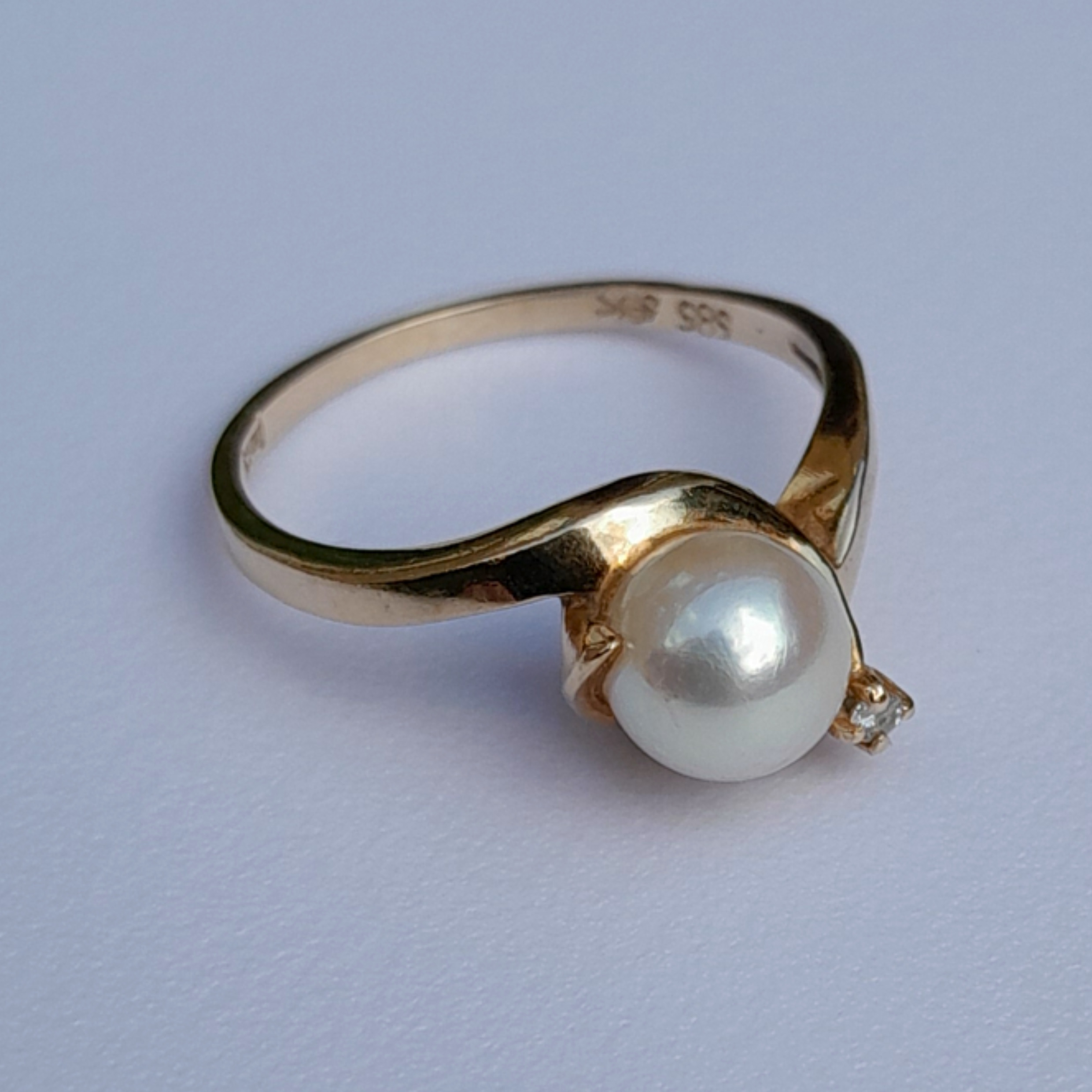 Women's 14ct handcrafted yellow gold with 1 beautiful Opal & 1 diamond  ring US 6 / U.K M 2.23g