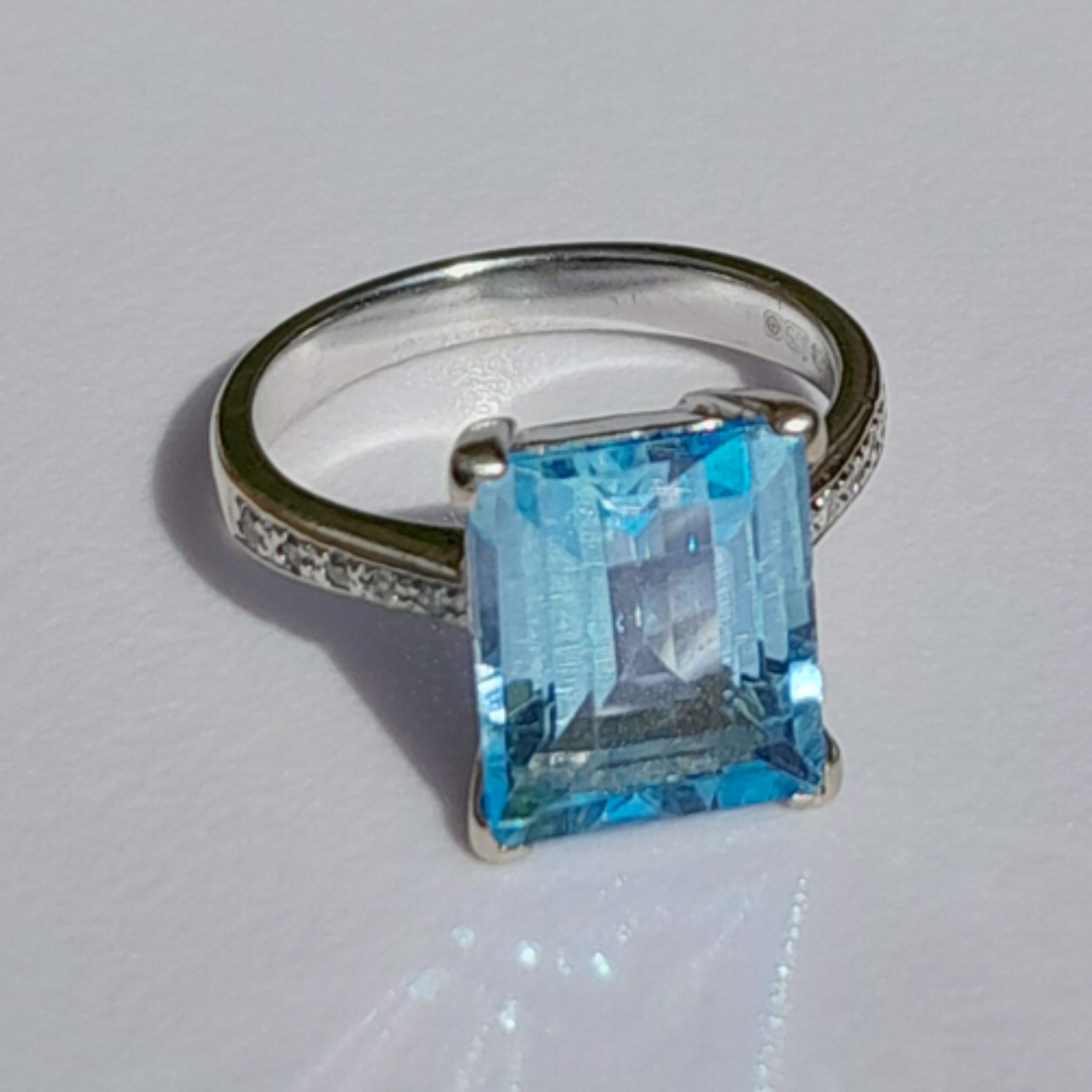 *SOLD* Women's 9ct white gold with 1 Light Blue Topaz diamond and 12 small diamonds on the sides of the ring size US 6 / U.K M 4.7g  