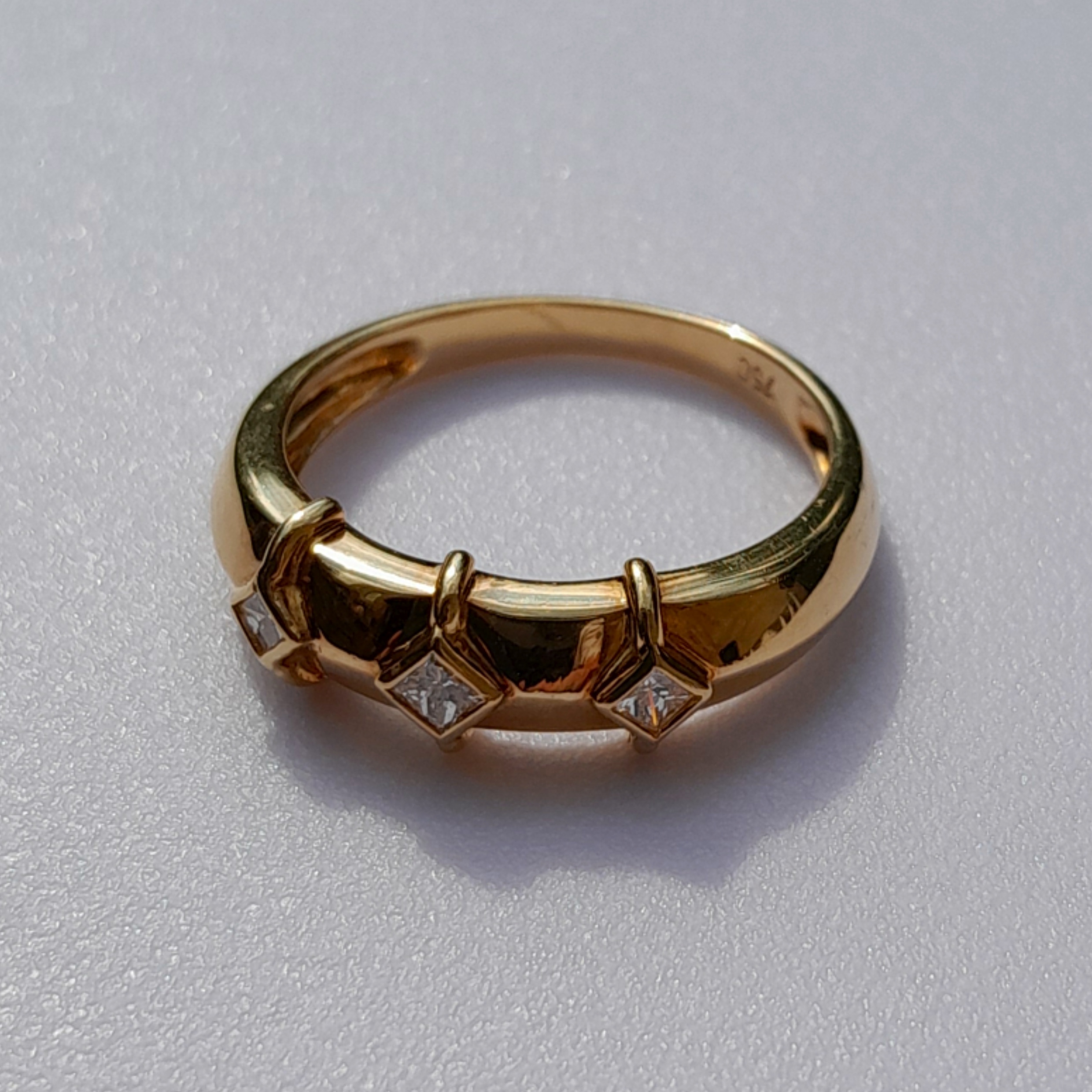 *SOLD* Women's 18ct yellow gold with 3 star diamonds 2.01g  ring size US 7 / U.K O or N