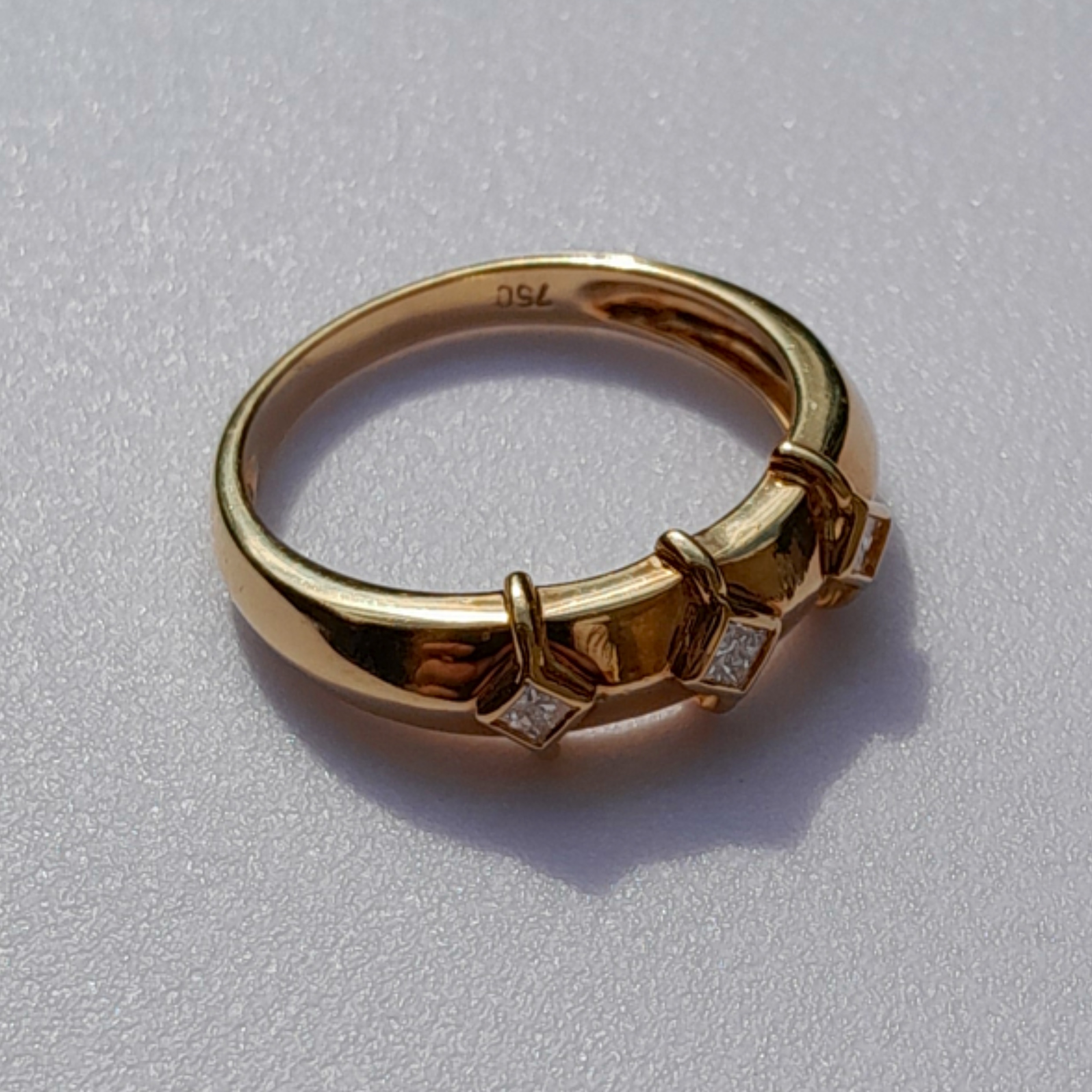 *SOLD* Women's 18ct yellow gold with 3 star diamonds 2.01g  ring size US 7 / U.K O or N