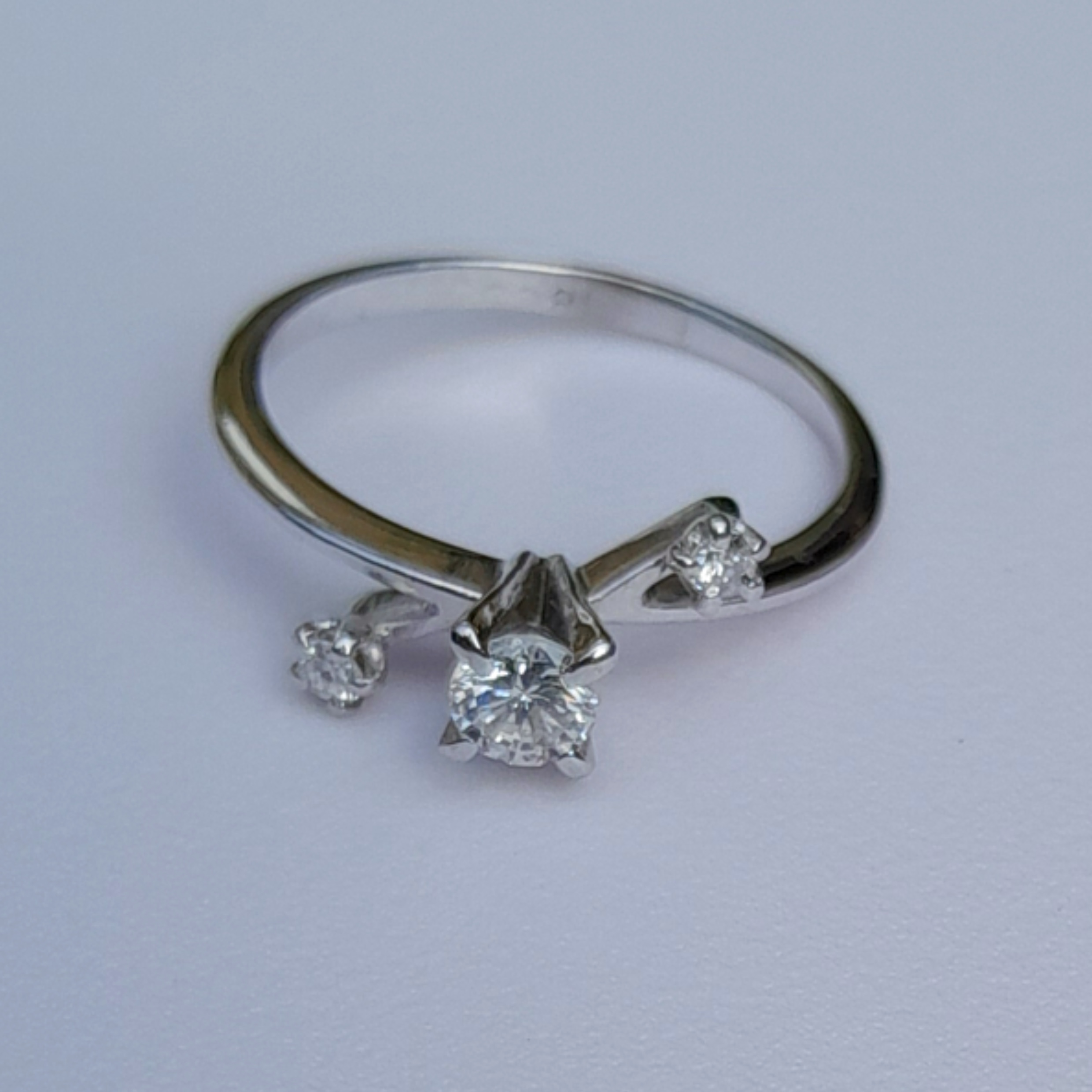*SOLD* Women's 18ct white gold with 3 trees diamonds ring size US 6.5 / U.K N 2.01g 