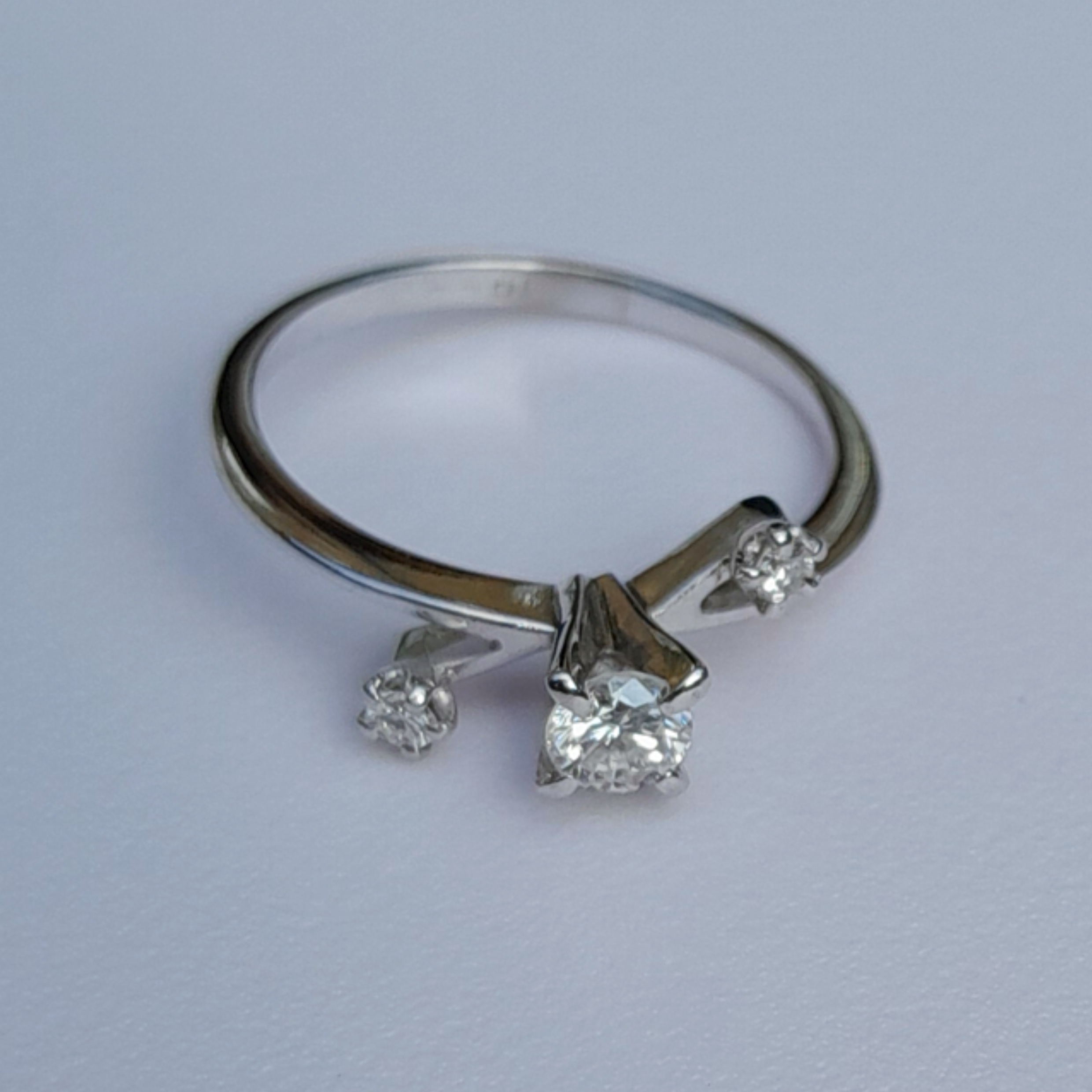 *SOLD* Women's 18ct white gold with 3 trees diamonds ring size US 6.5 / U.K N 2.01g 