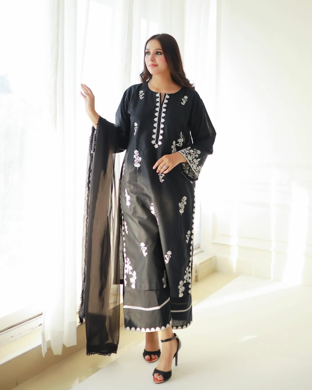 Delight black embroidery 2pc 