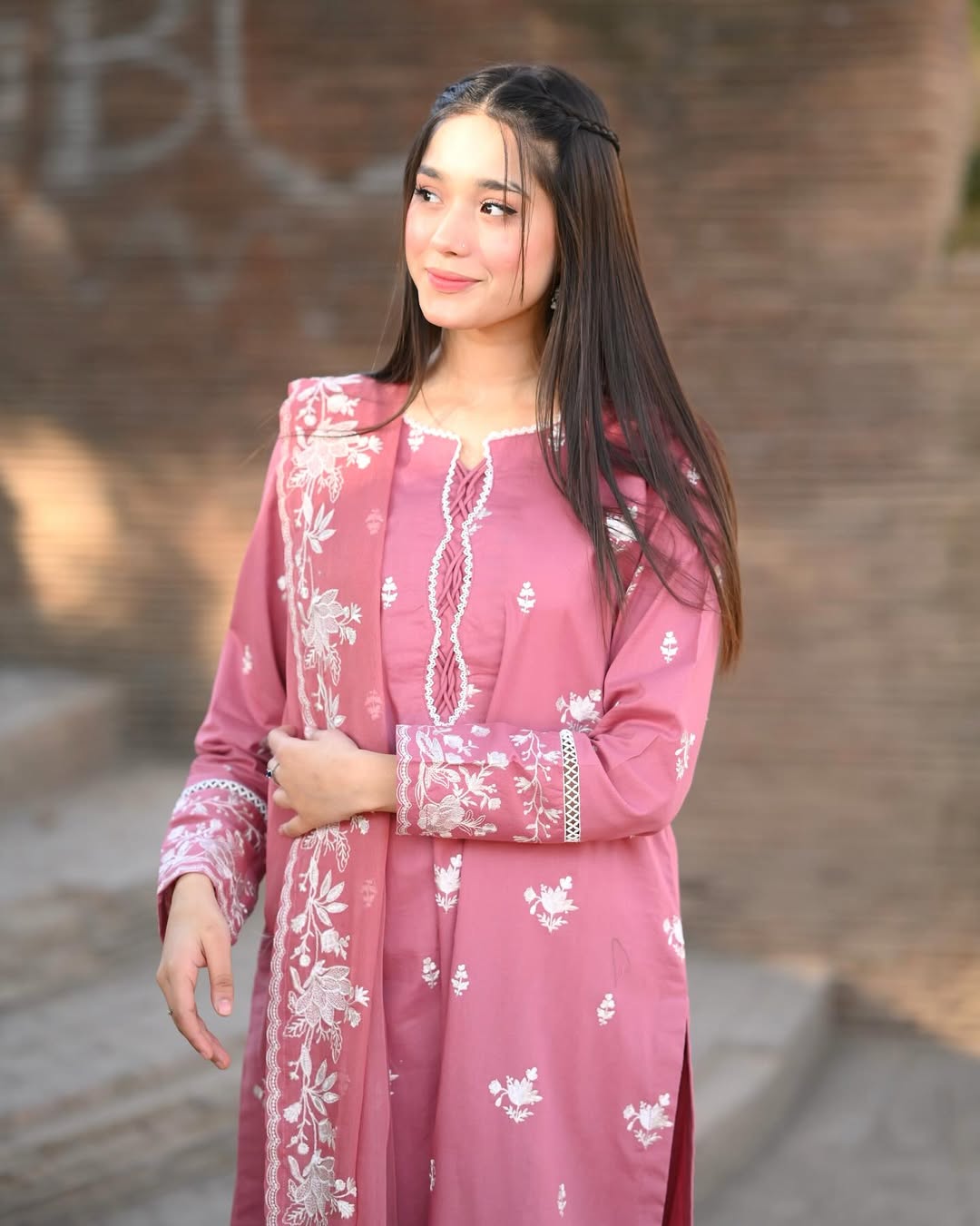 NAZNEEN EMBROIDERY 3PC-Lawn Collection