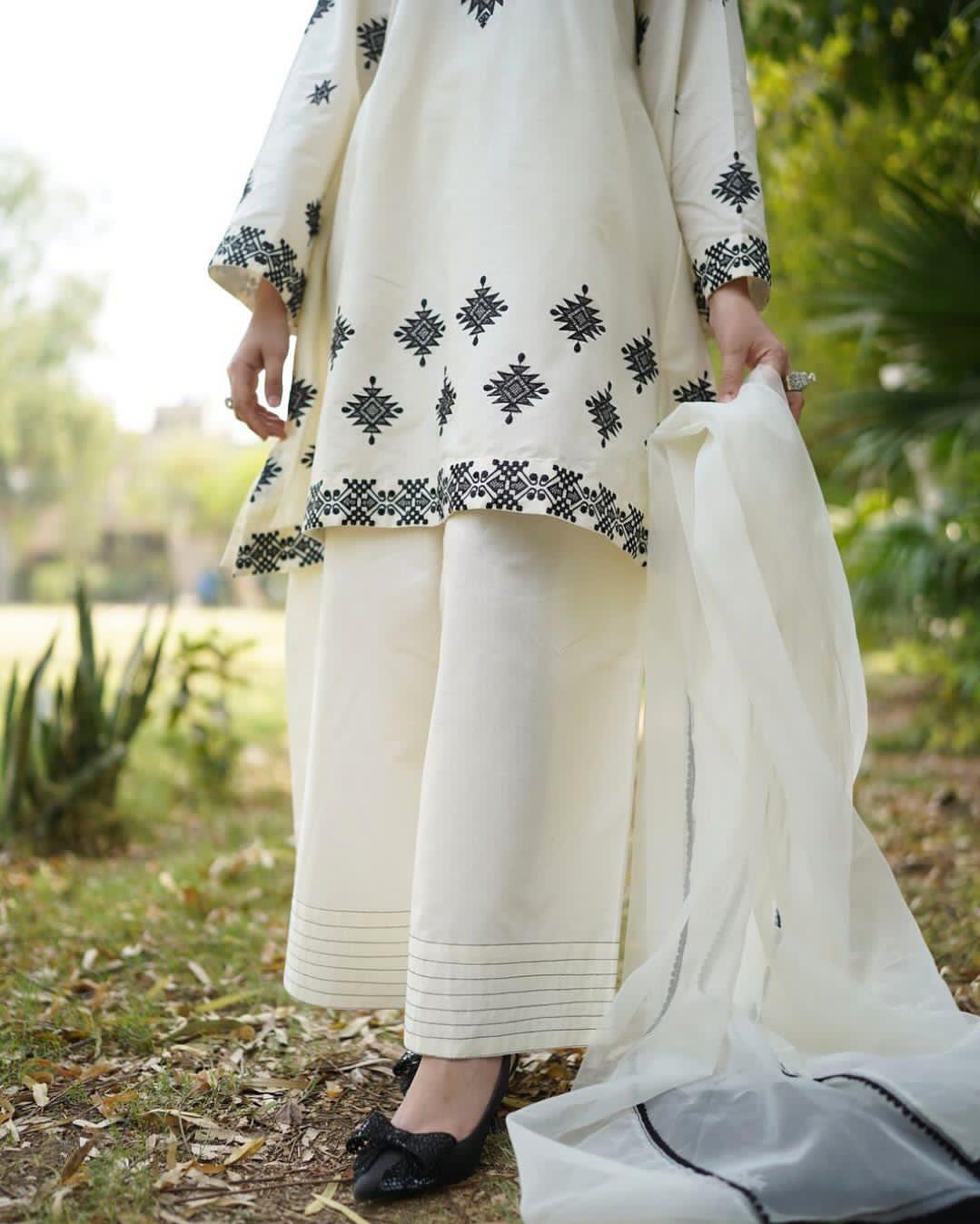 JUNA  LAWN EMB 3PC