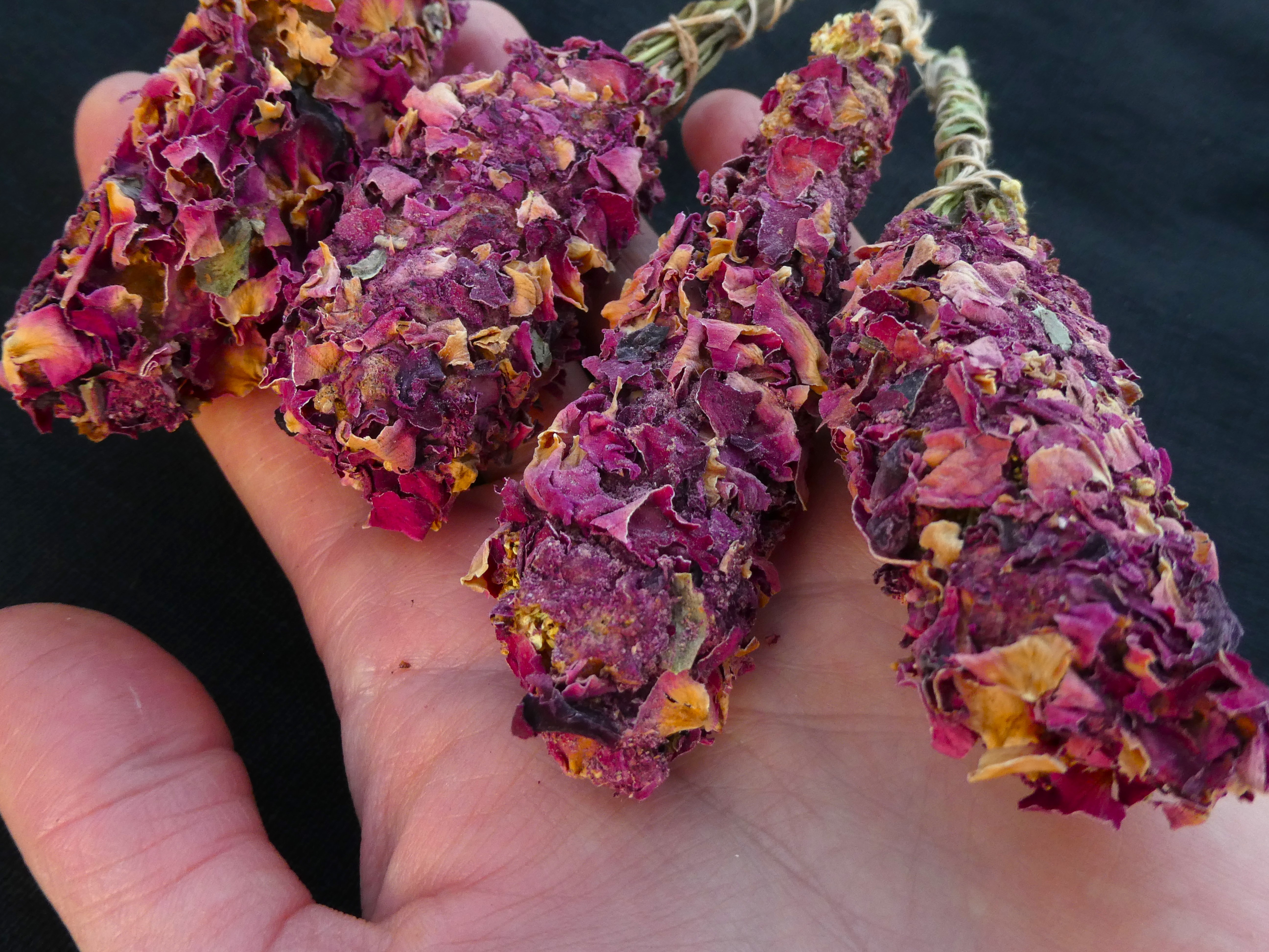 ŠEIVAMEDŽIO ŽIEDAI ROŽIŲ ŽIEDLAPIUOSE/ Ryšulėlis Smilkymui