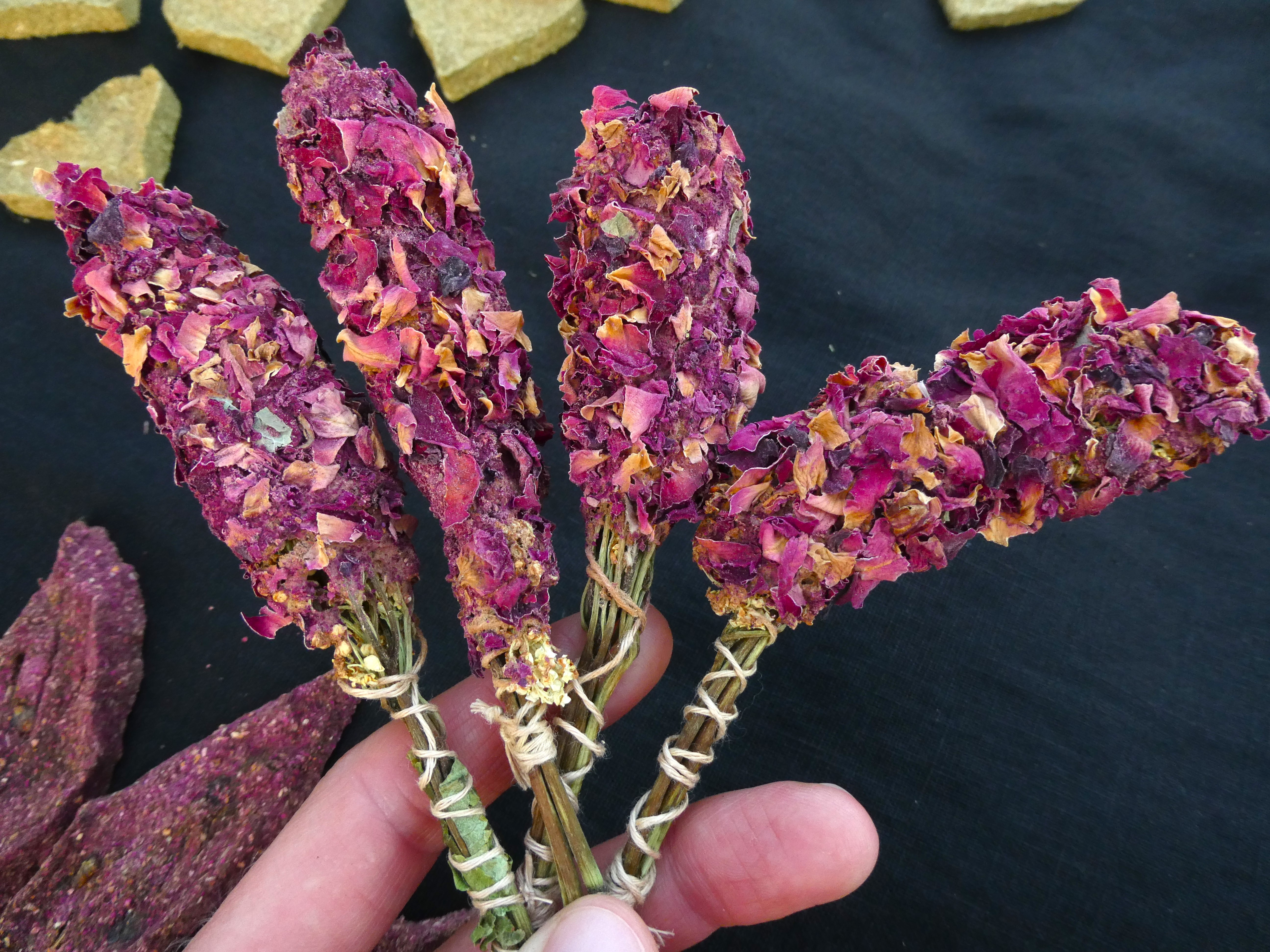 ŠEIVAMEDŽIO ŽIEDAI ROŽIŲ ŽIEDLAPIUOSE/ Ryšulėlis Smilkymui