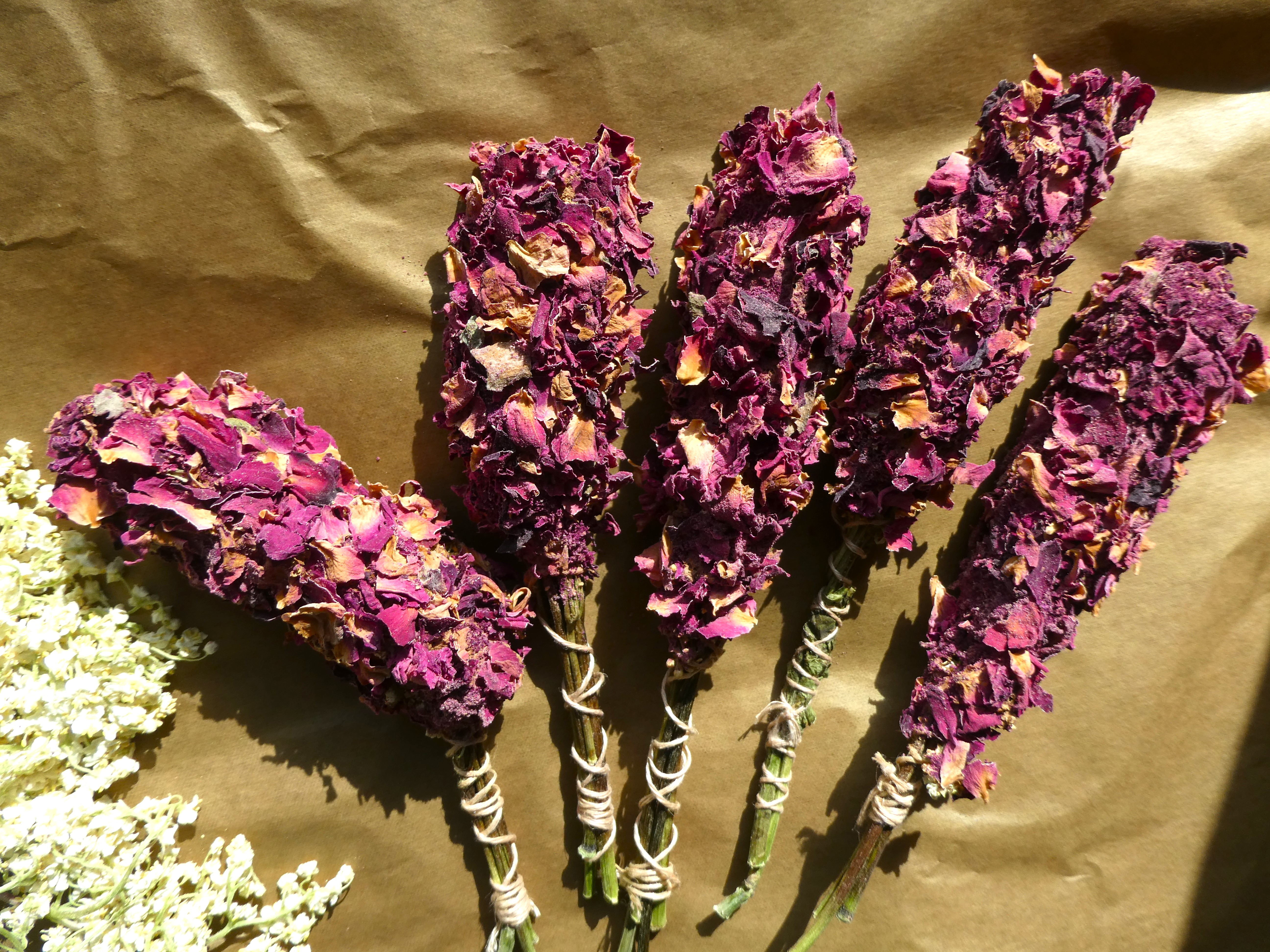 ŠEIVAMEDŽIO ŽIEDAI ROŽIŲ ŽIEDLAPIUOSE/ Ryšulėlis Smilkymui