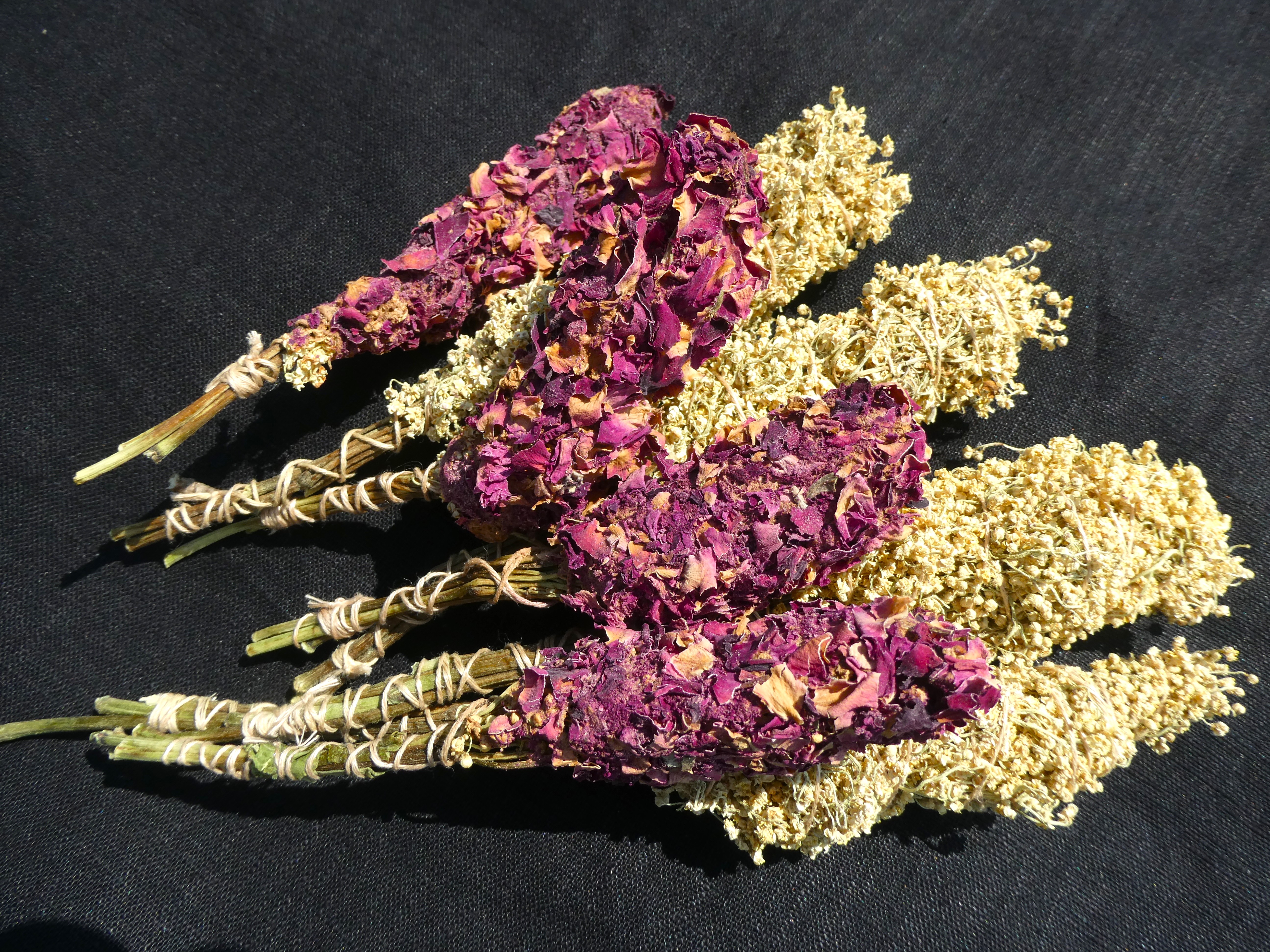 ŠEIVAMEDŽIO ŽIEDAI ROŽIŲ ŽIEDLAPIUOSE/ Ryšulėlis Smilkymui