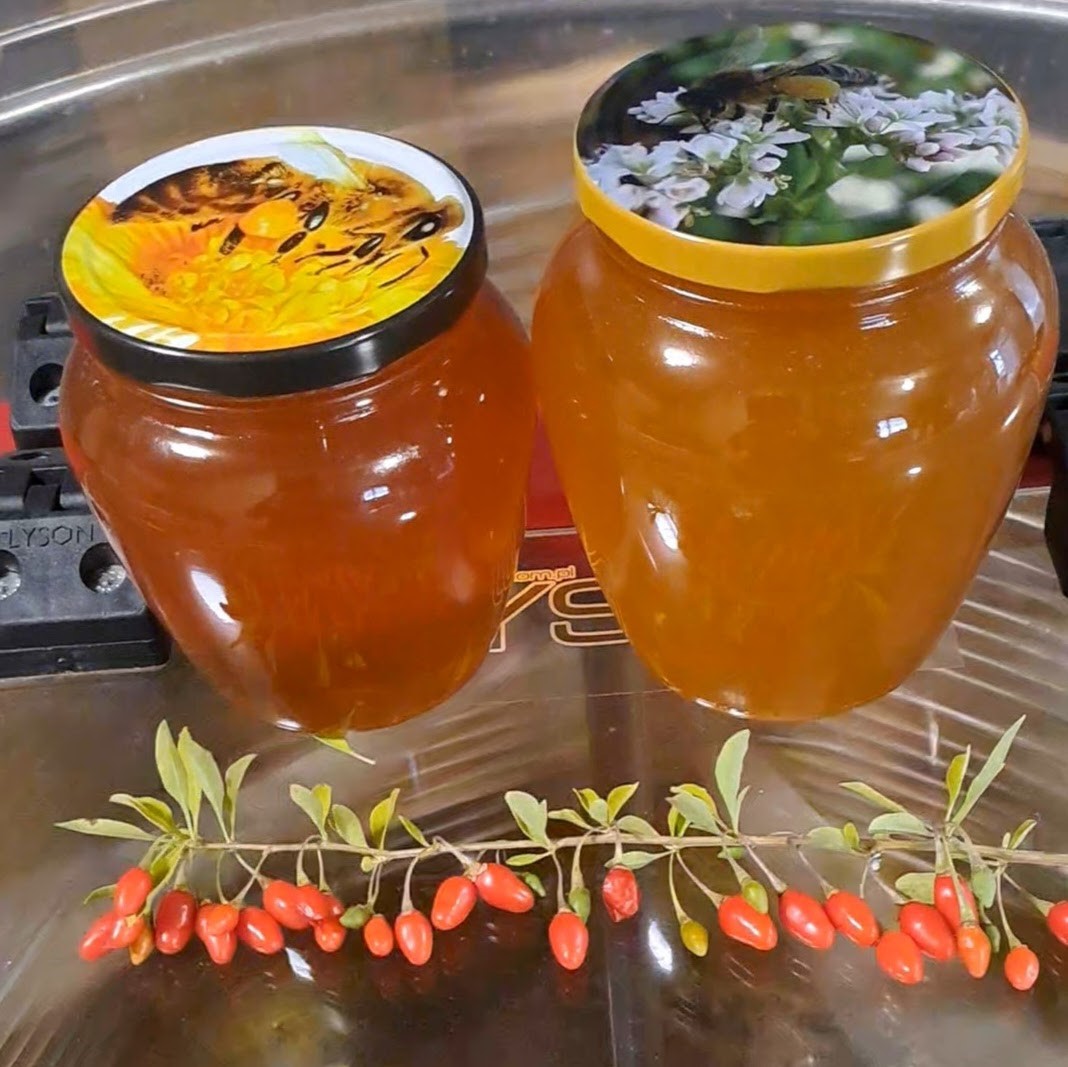 Goji uogos skonio medus tai medus su liofilizuotom (užšaldant išdžiovintom) goji uogom.
