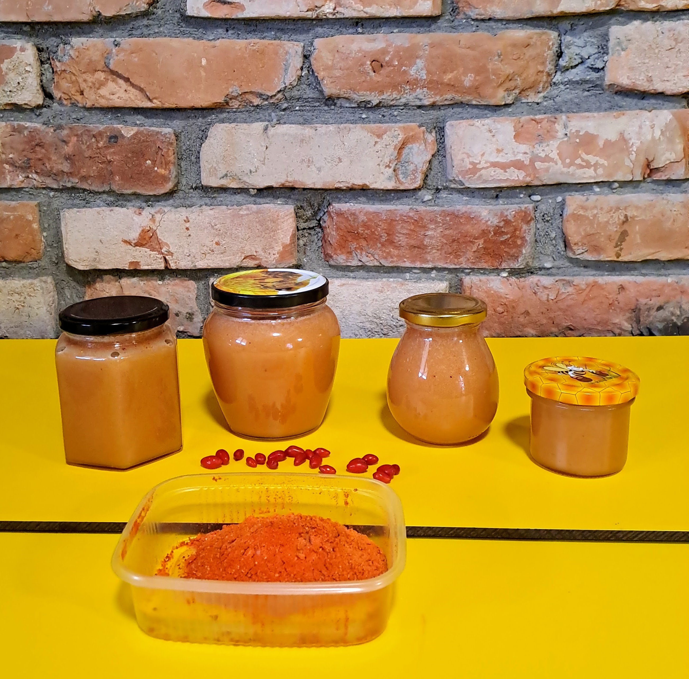 Goji uogos skonio medus tai medus su liofilizuotom (užšaldant išdžiovintom) goji uogom.