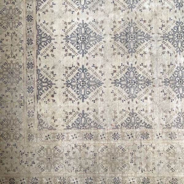 5x7 Ivory Vintage Rug