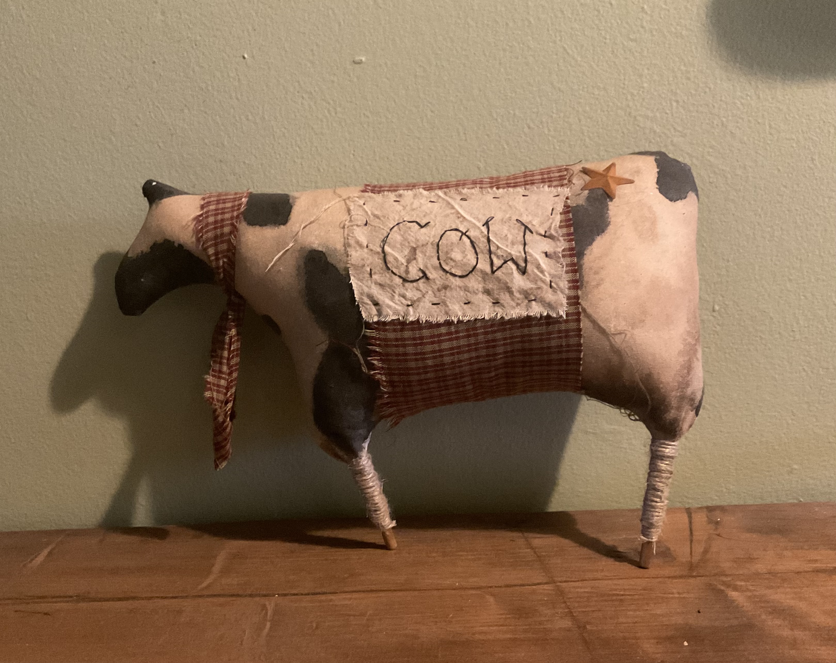 Large primitive cow shelf sitter