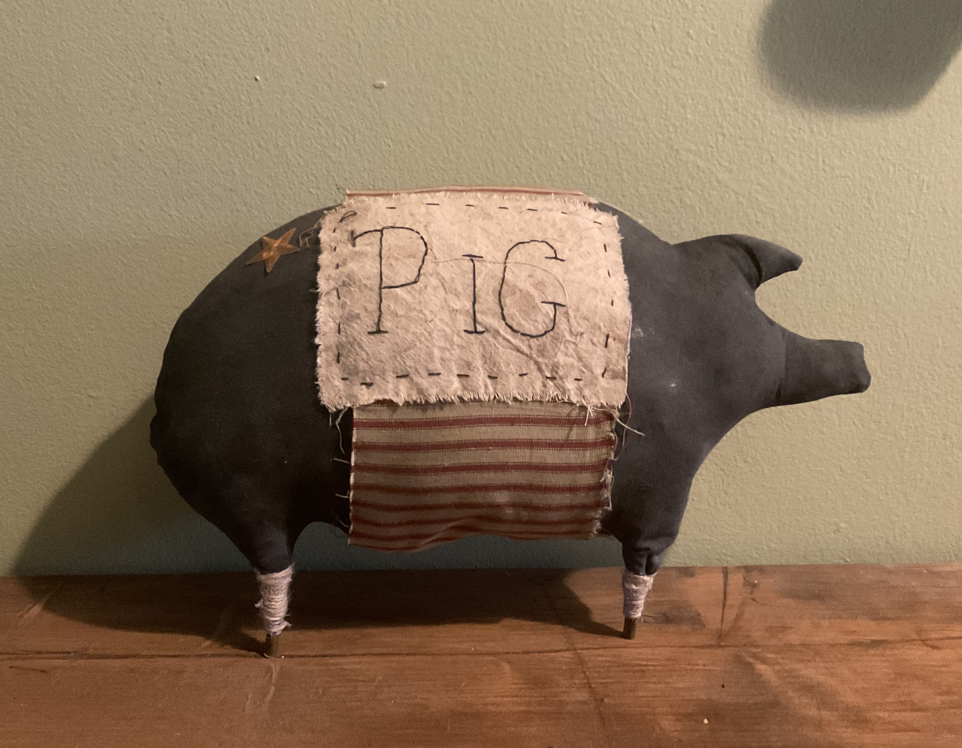 Large shelf sitter pig