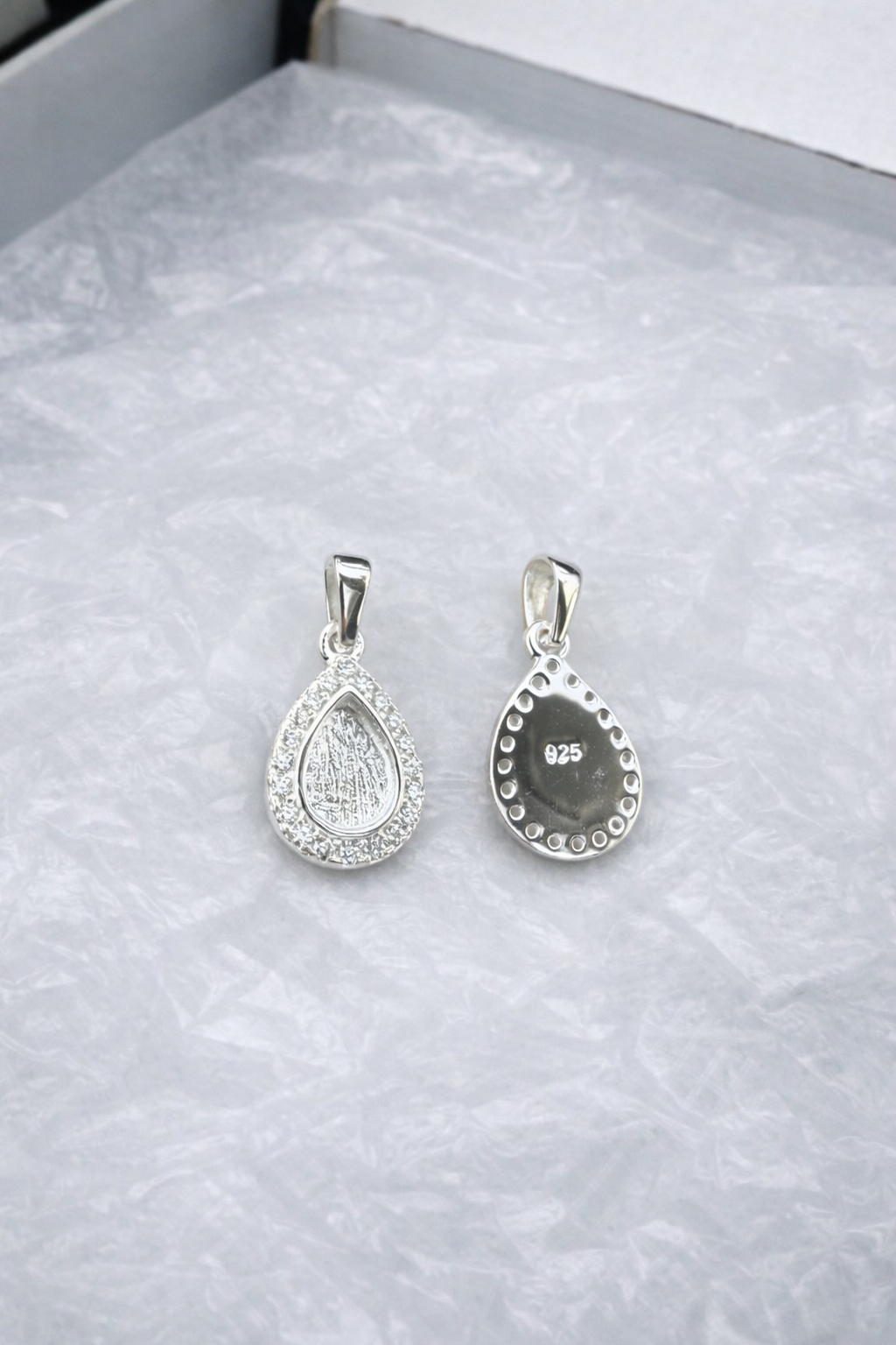 VIENINTELIS VIENETAS Sidabrinis pakabukas 'Lašelis'