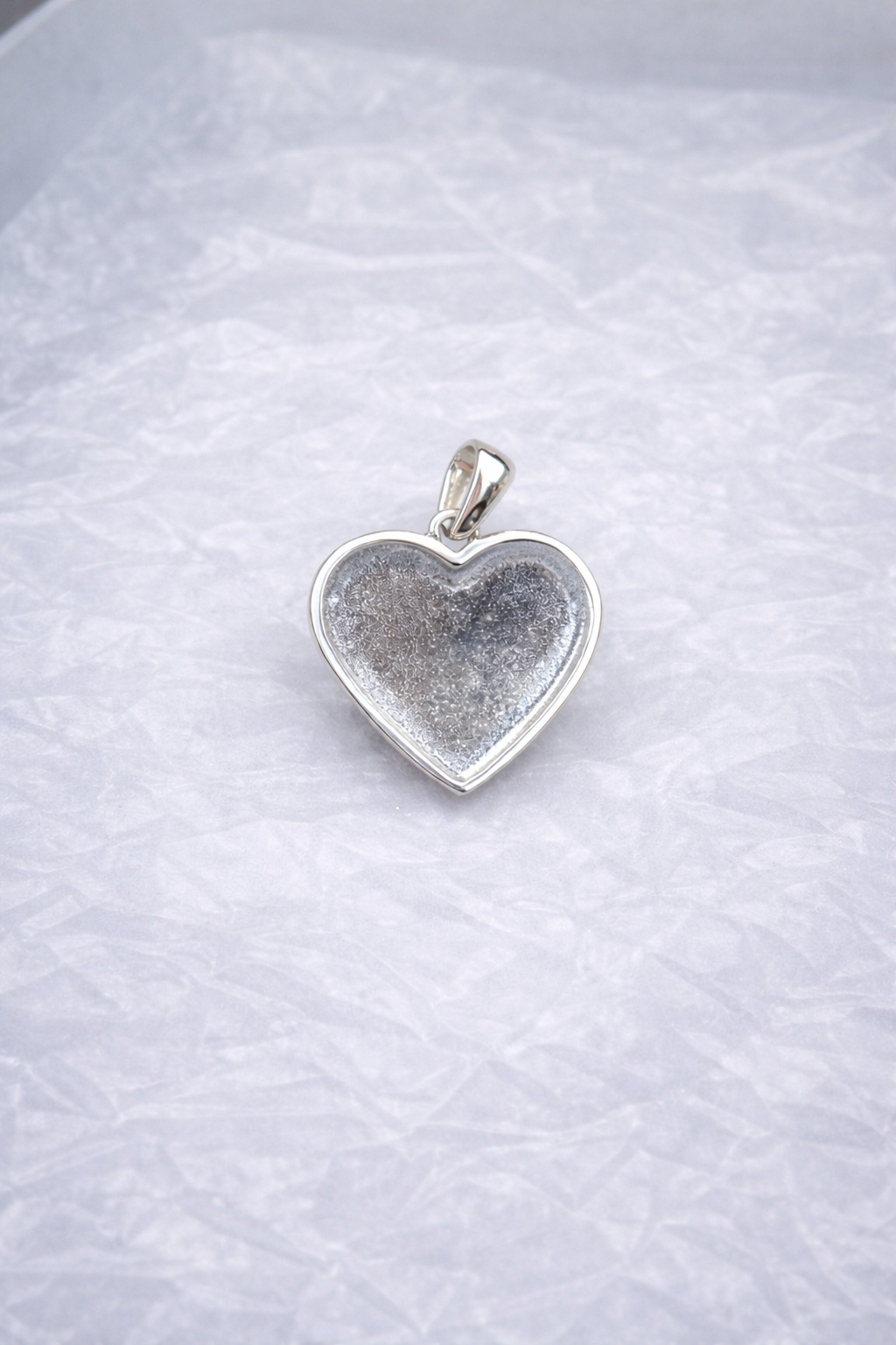 VIENINTELIS VIENETAS. Sidabrinis pakabukas Solidi širdis