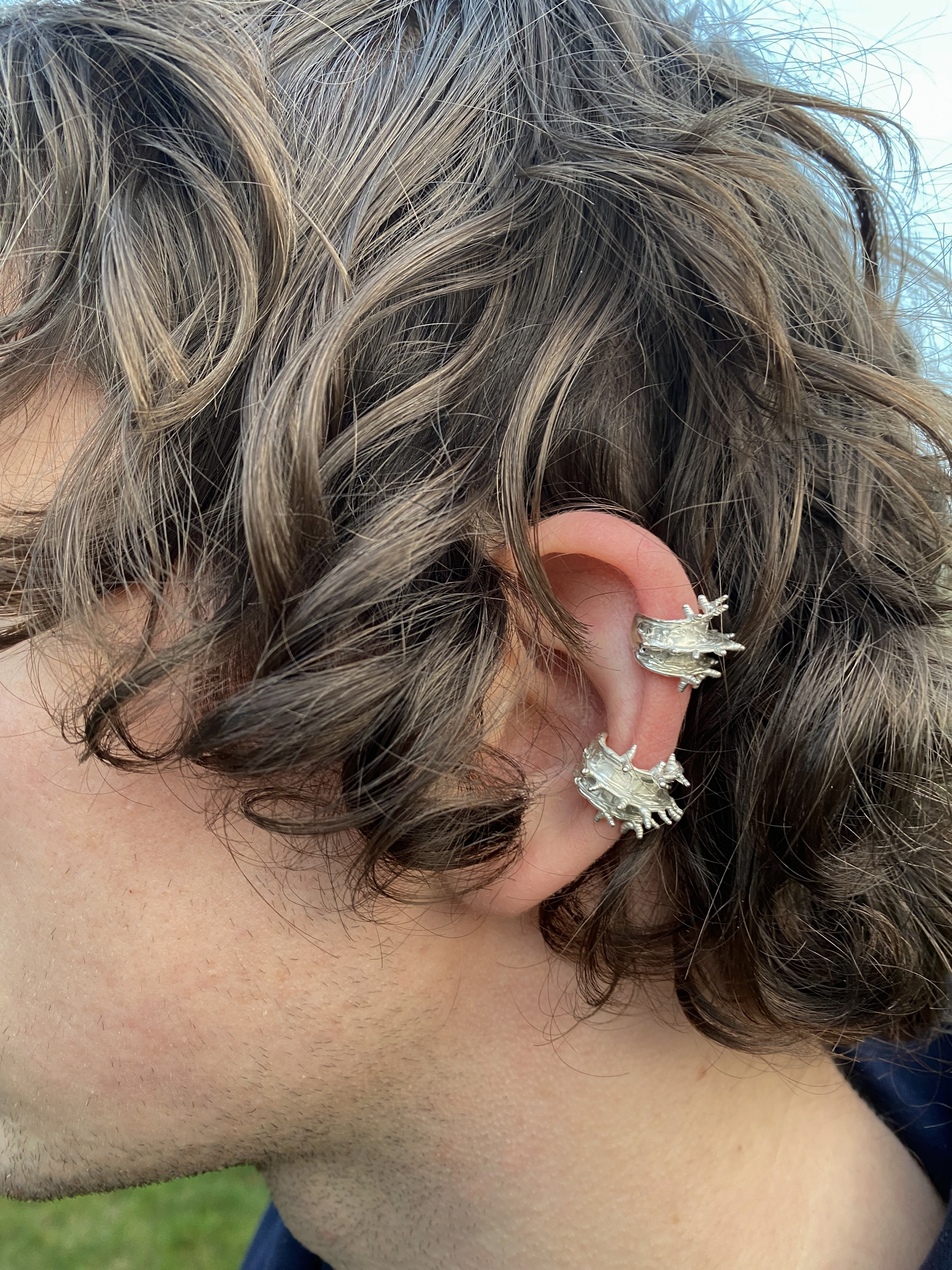 Spiky silver ear cuff/-s