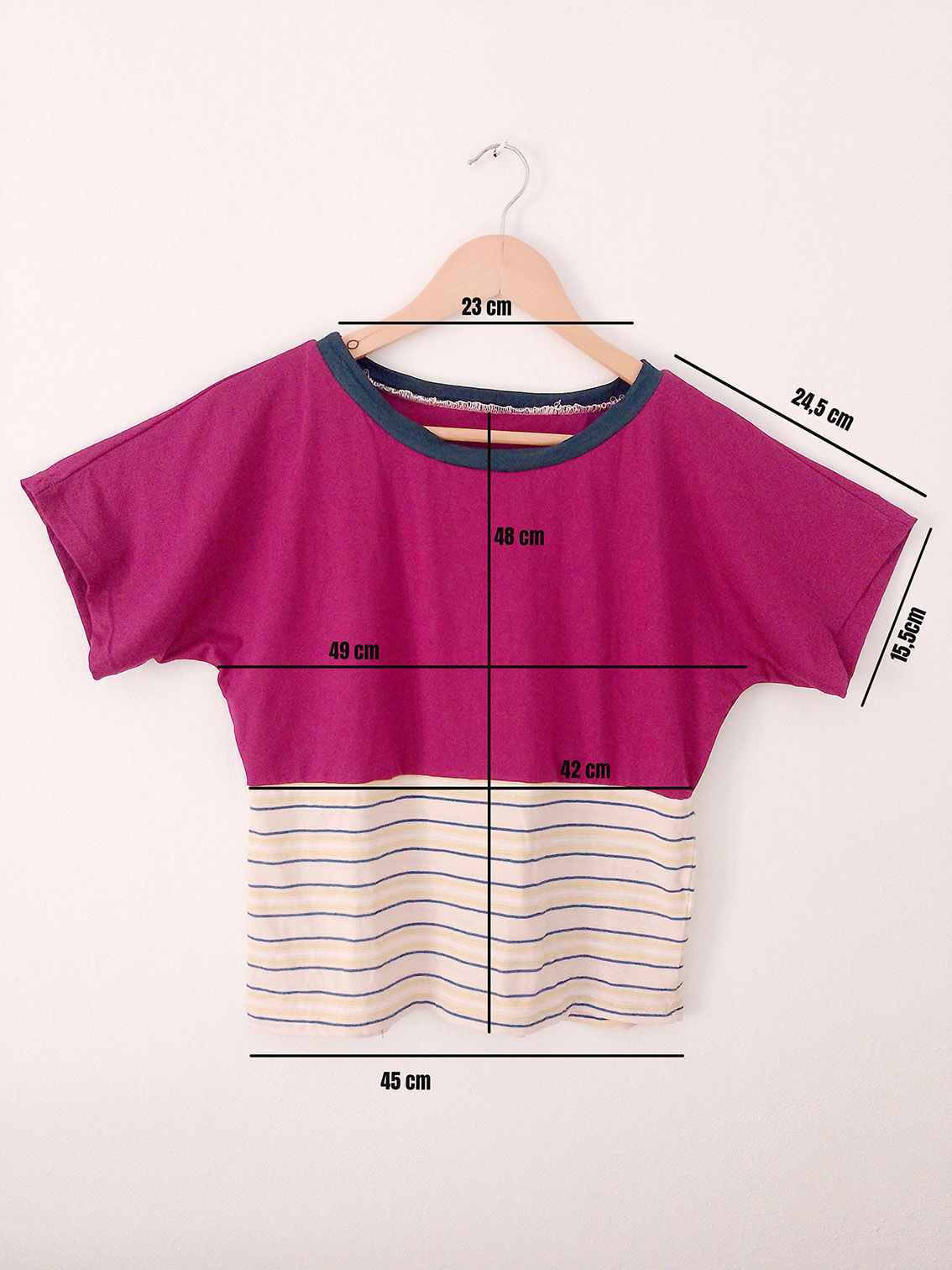 Top plain t-shirt combined with stripes