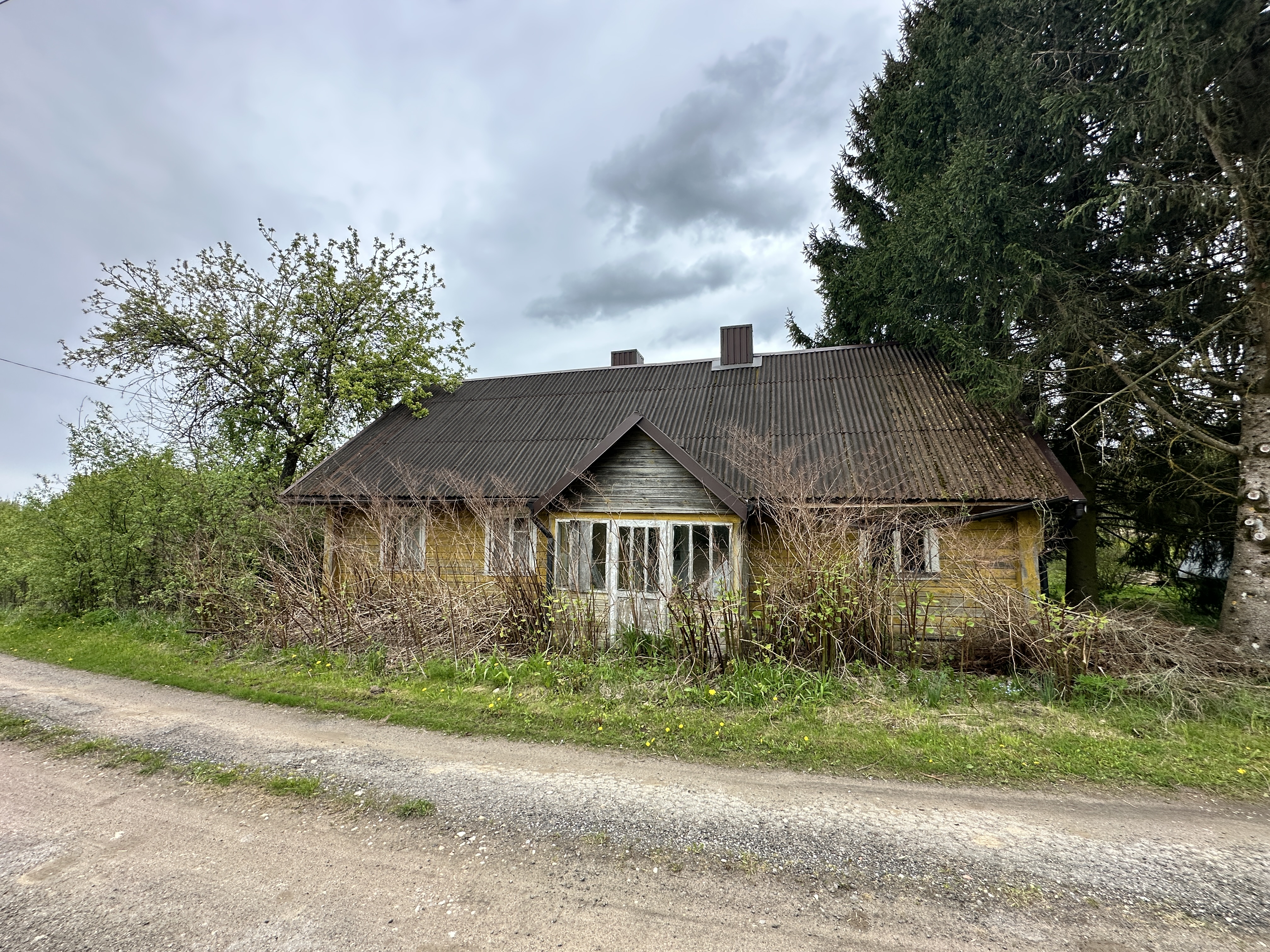 Anykščių raj., Pakeršių kaime, parduodama sodyba prie tvenkinio