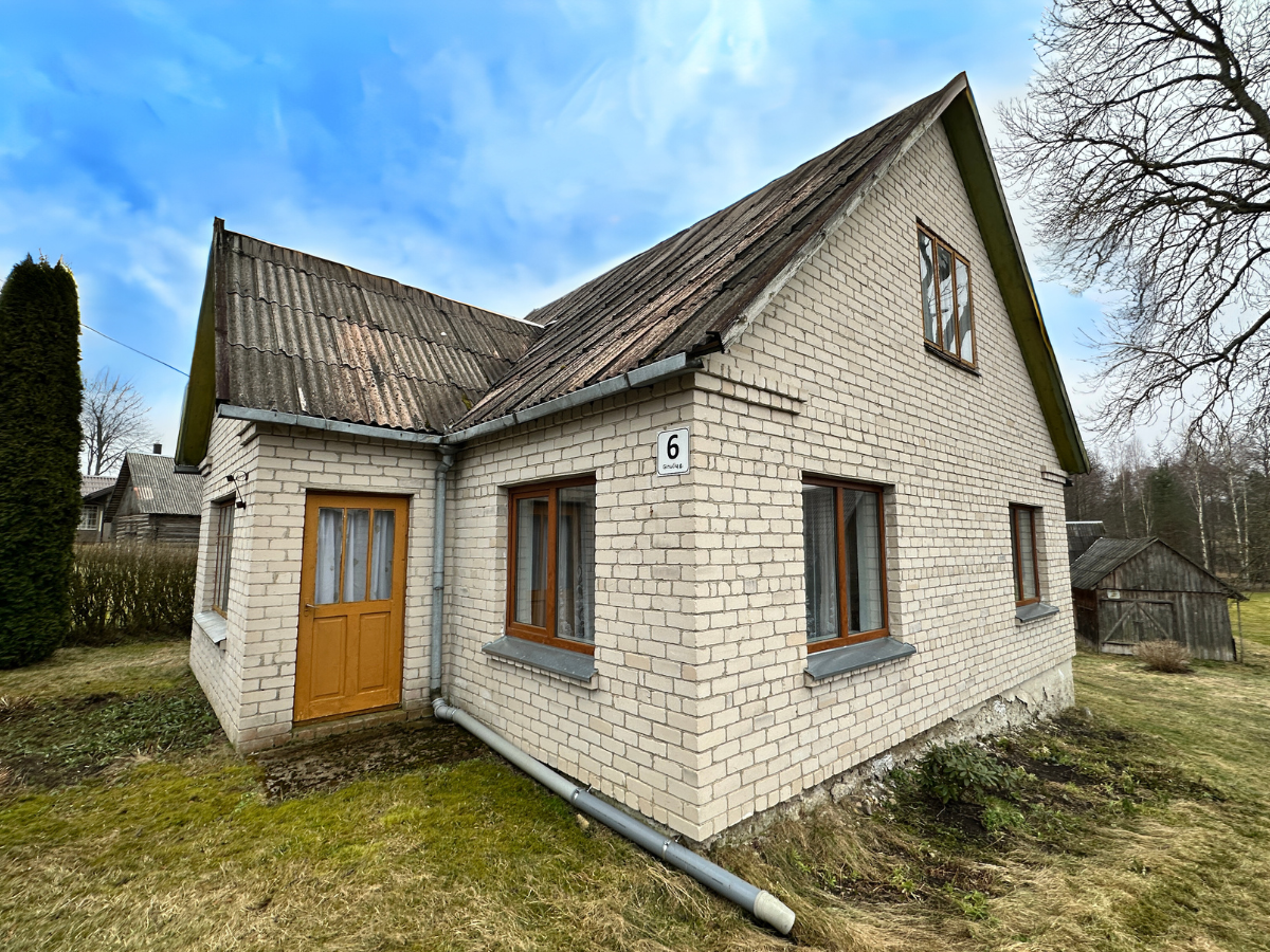 Ignalinos raj., Ginučių k., šalia Srovės upės, parduodama 73,49 kv.m. mūrinė sodyba