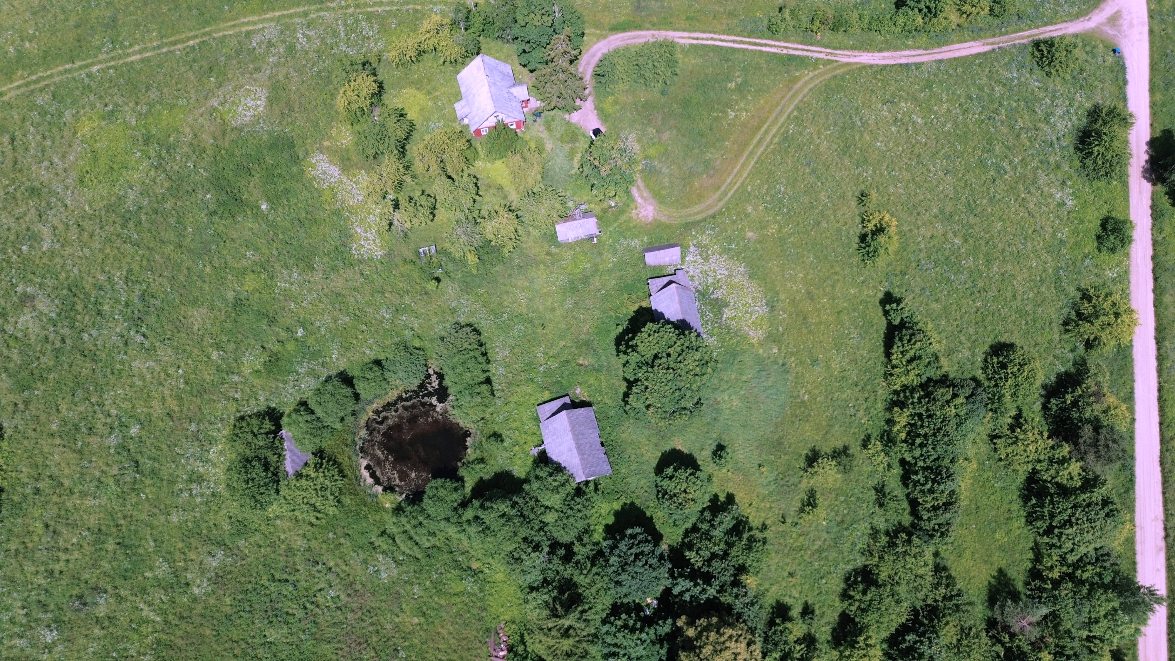 Molėtų rajone, Kliukų kaime, parduodama 65.52 kv.m sodyba su 2 ha sklypu