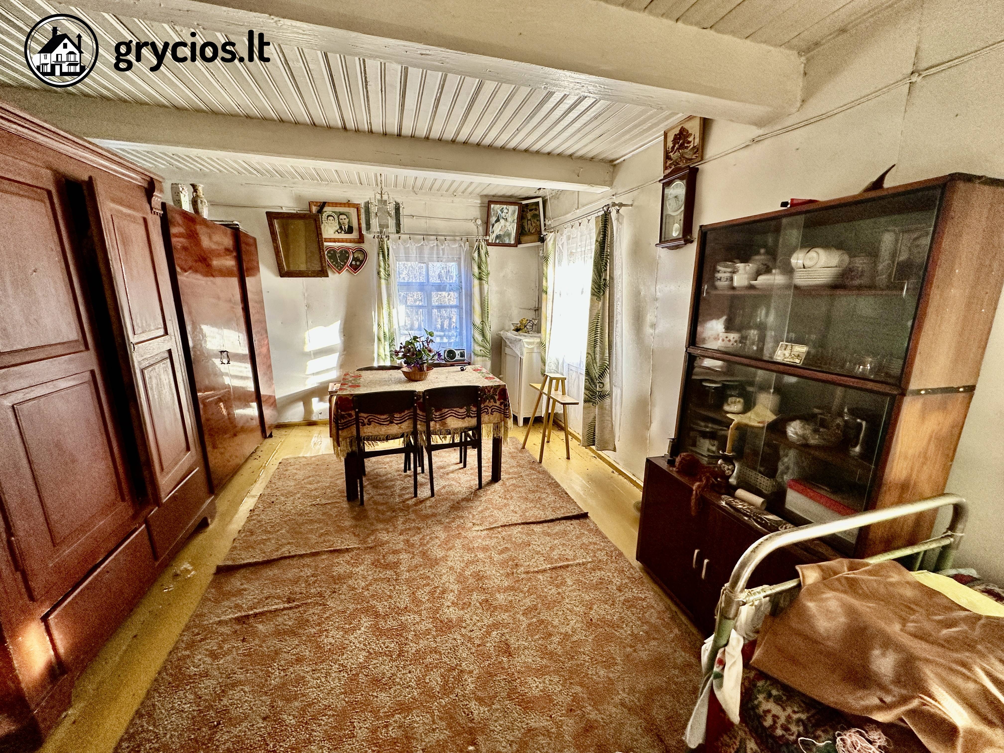 Šalčininkų rajone, Smališkių kaime, parduodamas 63,30 kv.m. medinis gyvenamasis namas