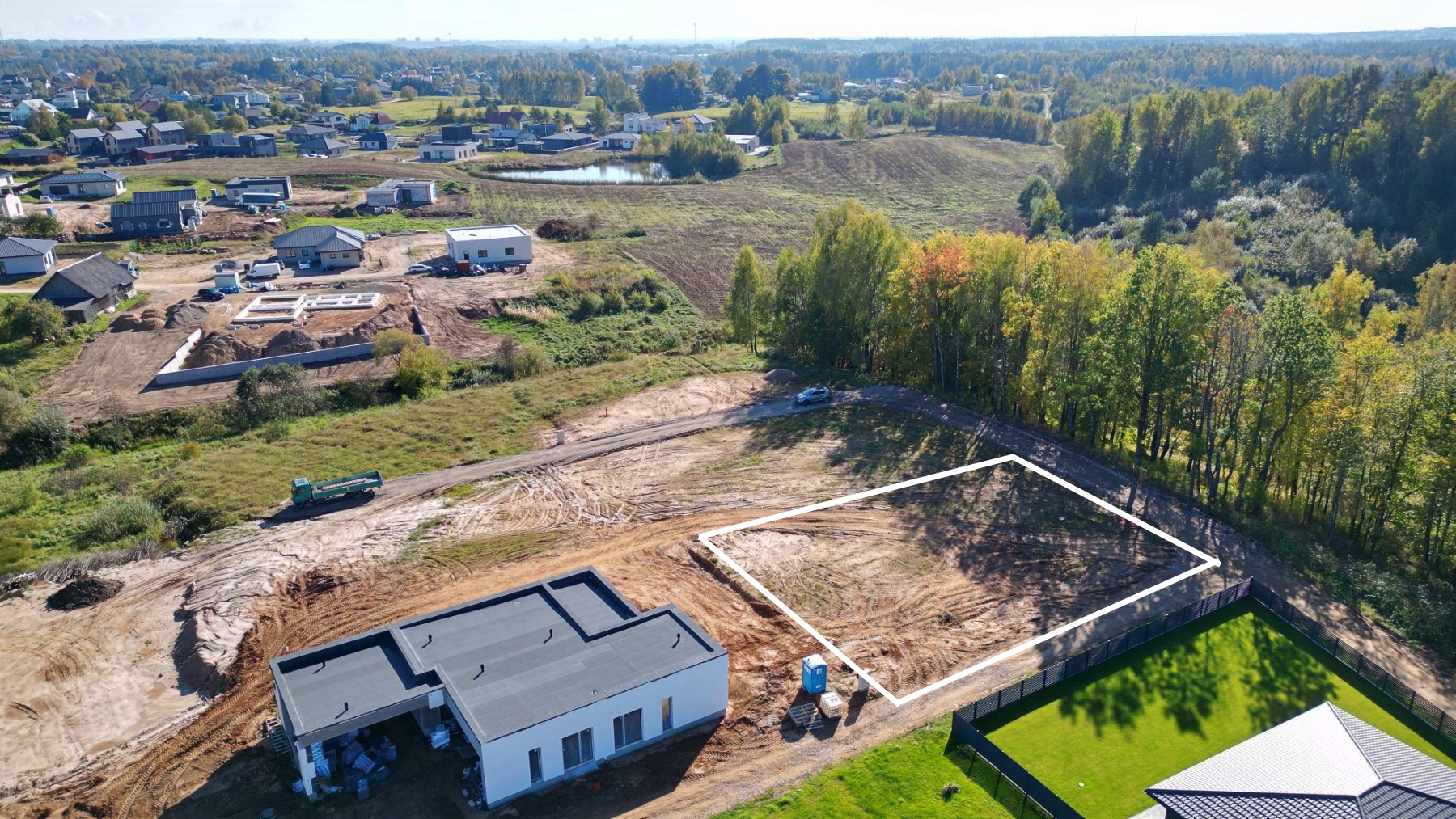 Vilniaus rajone, Pikutiškių kaime, Perluočių g., parduodamas 10 a namų valdos sklypas su namo projektu