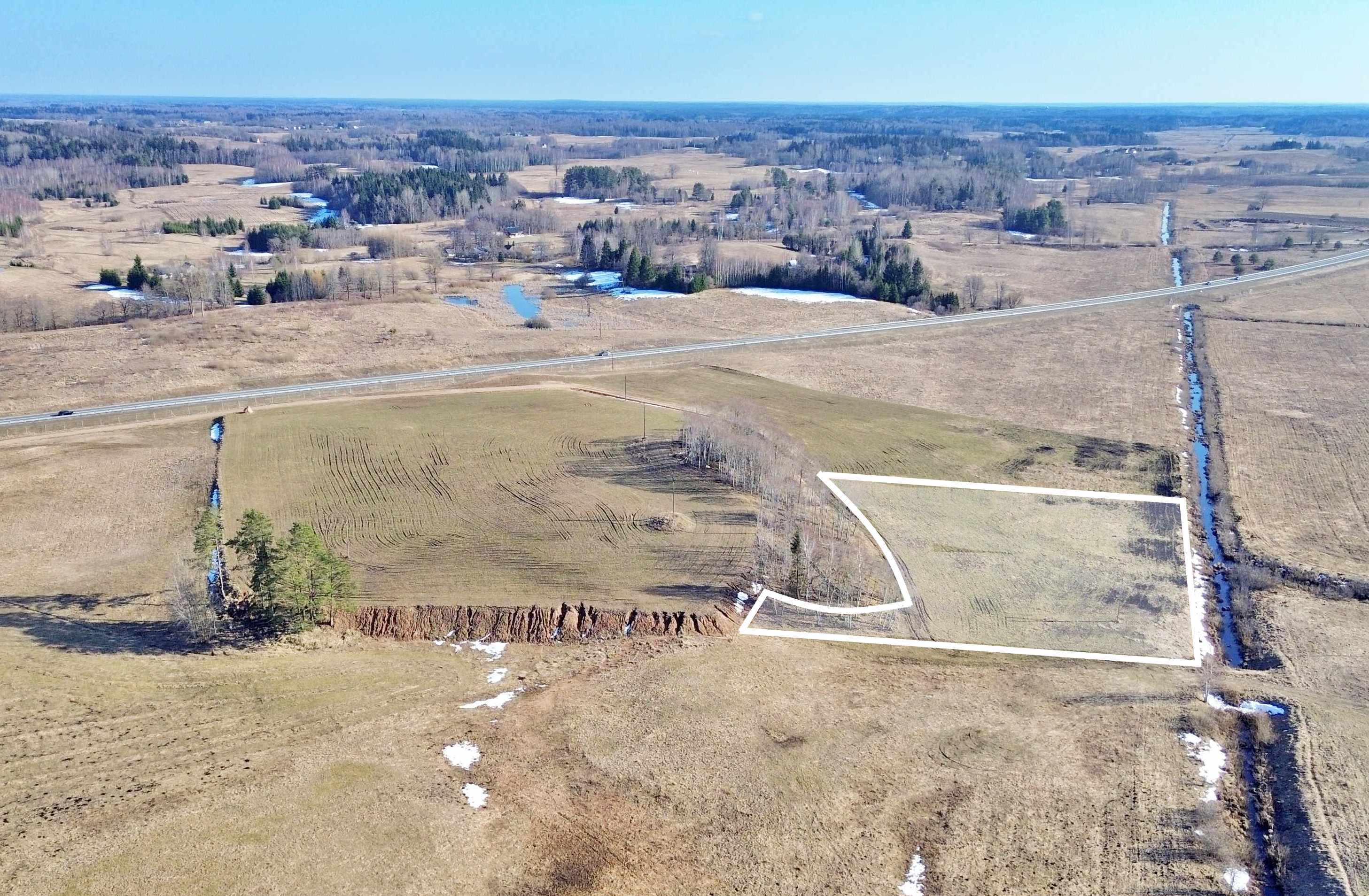 Molėtų raj., Mažeikių k., parduodamas 1,157 ha pramoninės-sandėliavimo paskirties sklypas